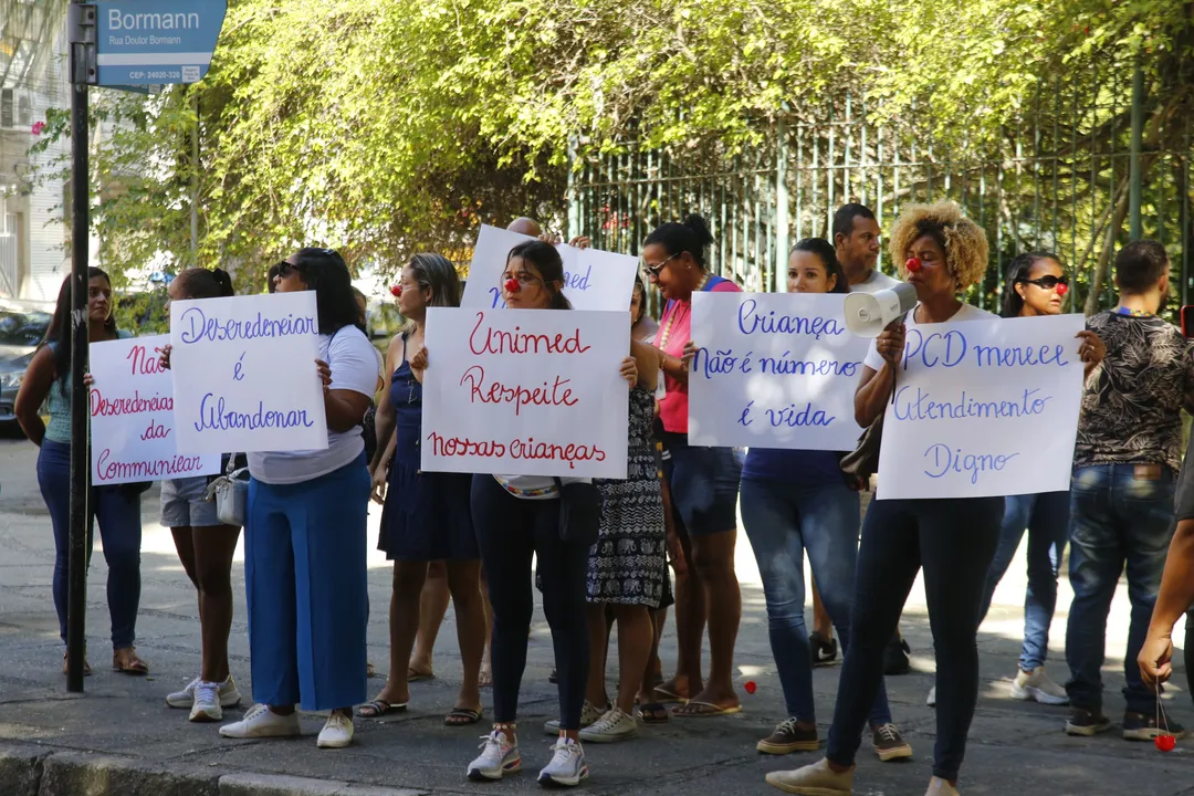 Segundo manifestantes, Unimed não aceitou contraproposta da clínica