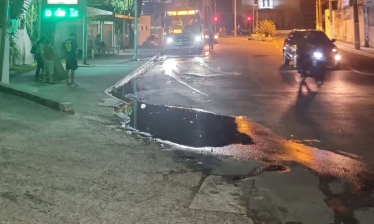 Que fedor! Esgoto a céu aberto gera transtornos na Zona Sul de Niterói