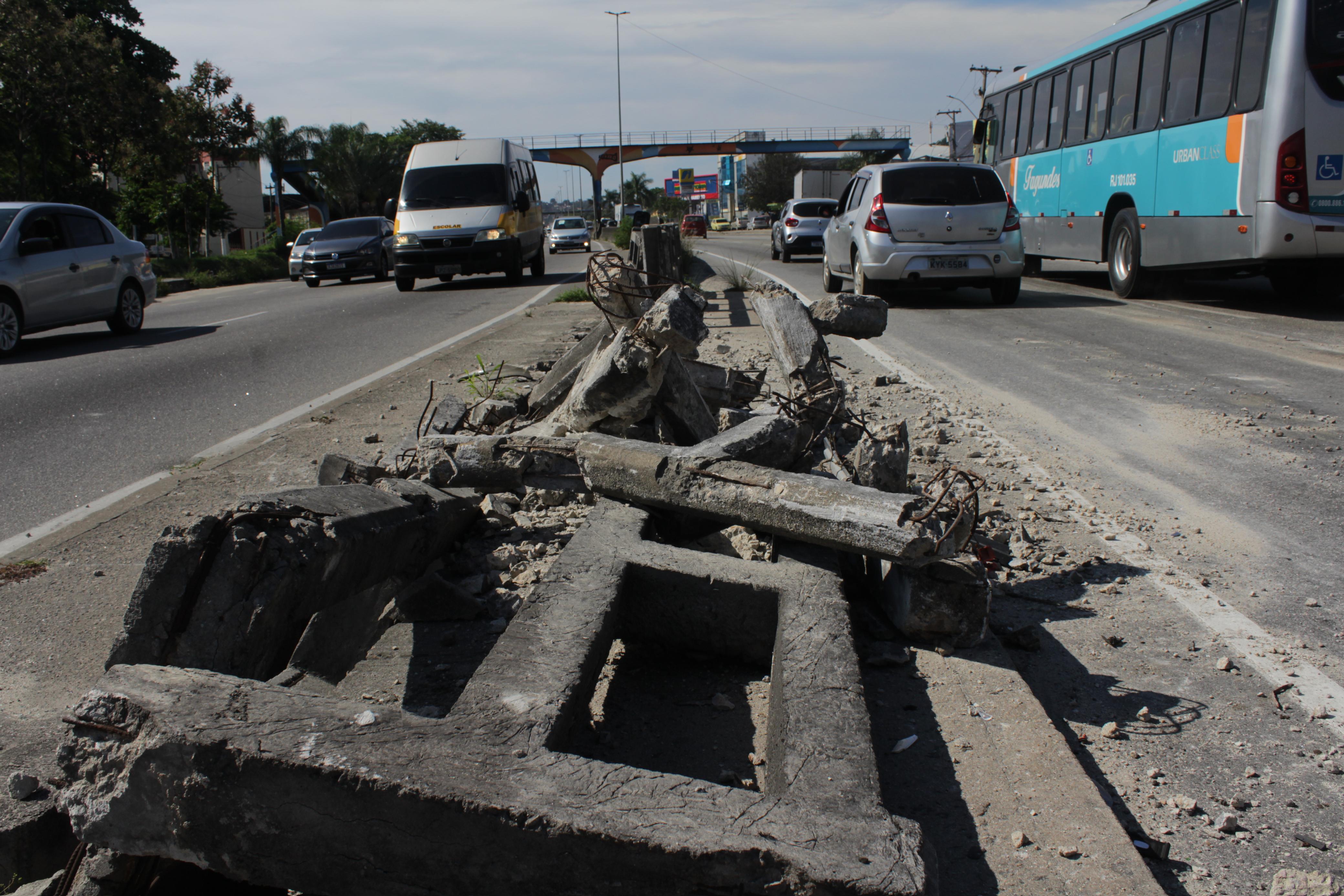 Acidente grave em São Gonçalo: carro para em cima do outro na RJ-104