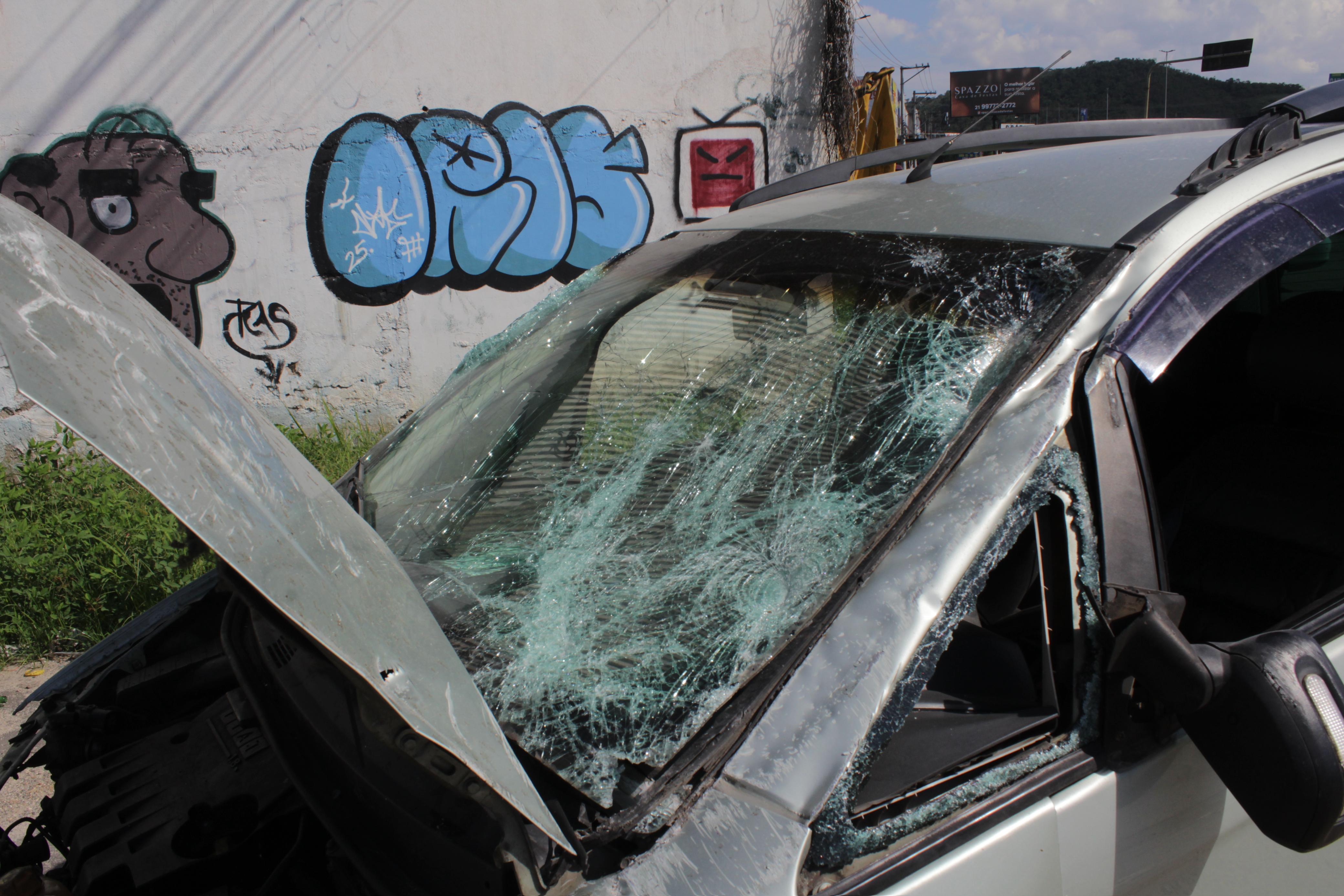 Acidente grave em São Gonçalo: carro para em cima do outro na RJ-104