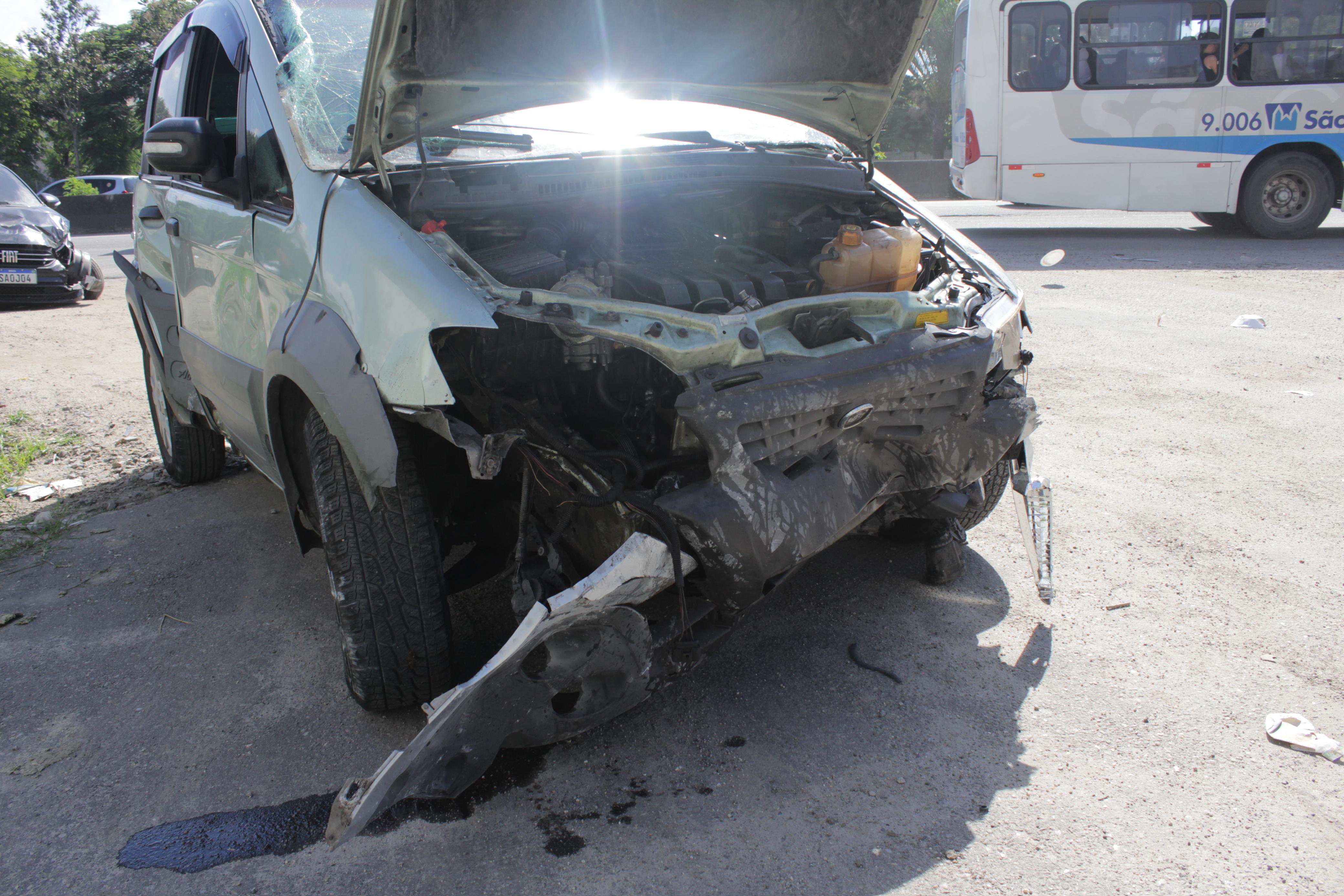 Acidente grave em São Gonçalo: carro para em cima do outro na RJ-104