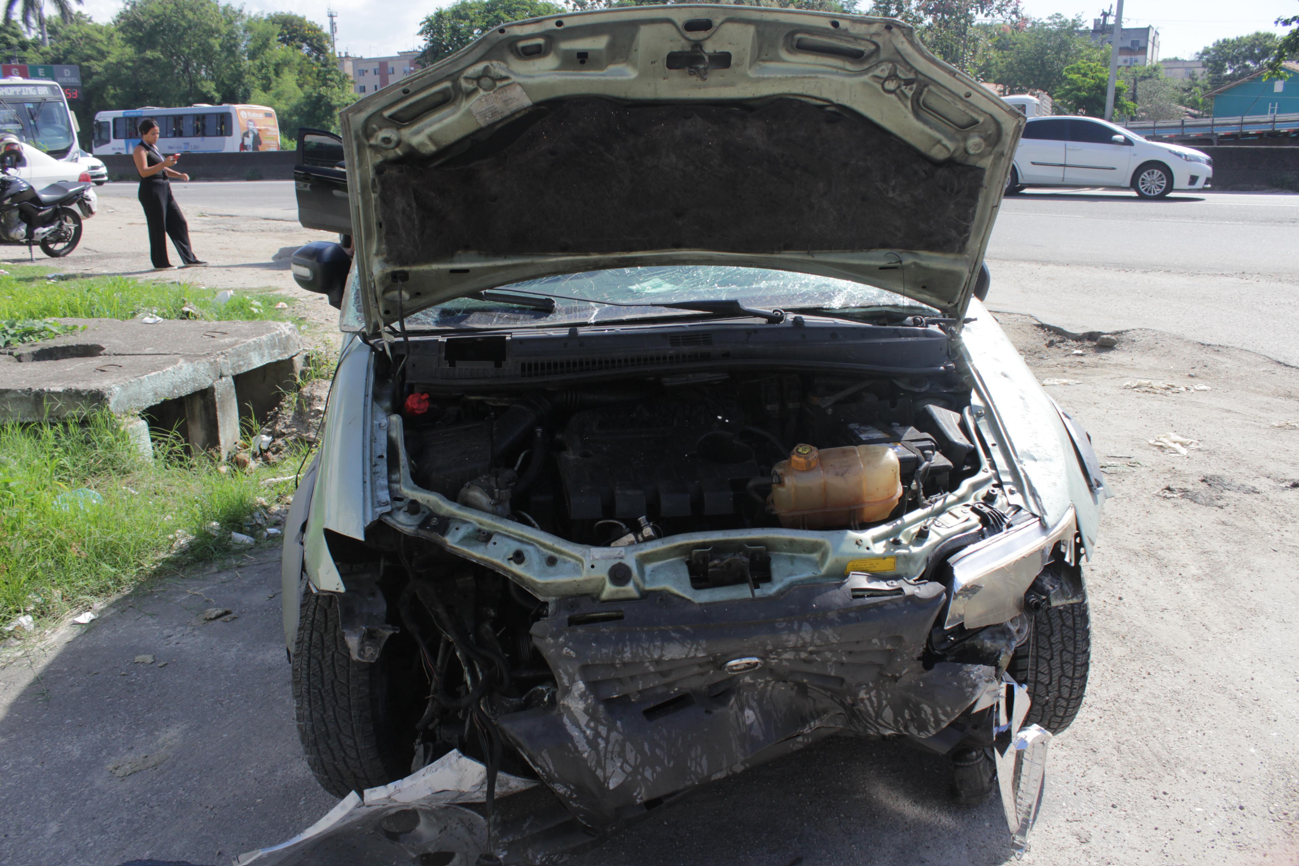 Acidente grave em São Gonçalo: carro para em cima do outro na RJ-104