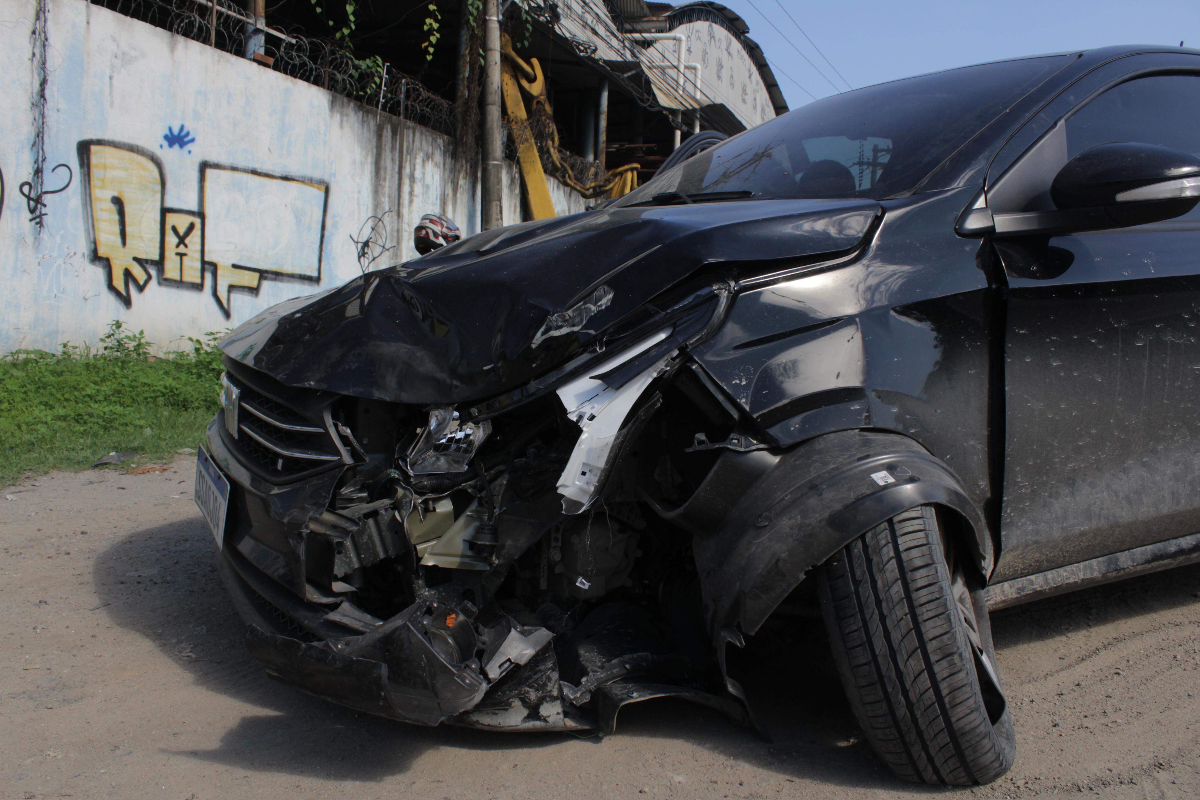 Acidente grave em São Gonçalo: carro para em cima do outro na RJ-104