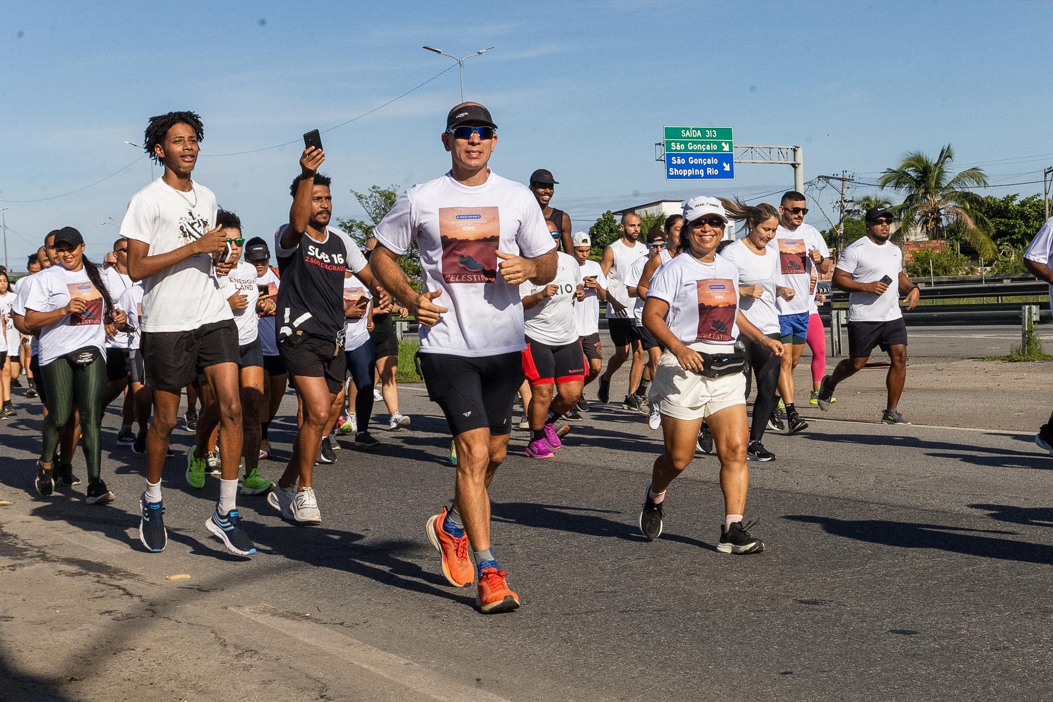 Atletas vestiram a camisa em homenagem ao atleta, com um tênis que simboliza o seu legado