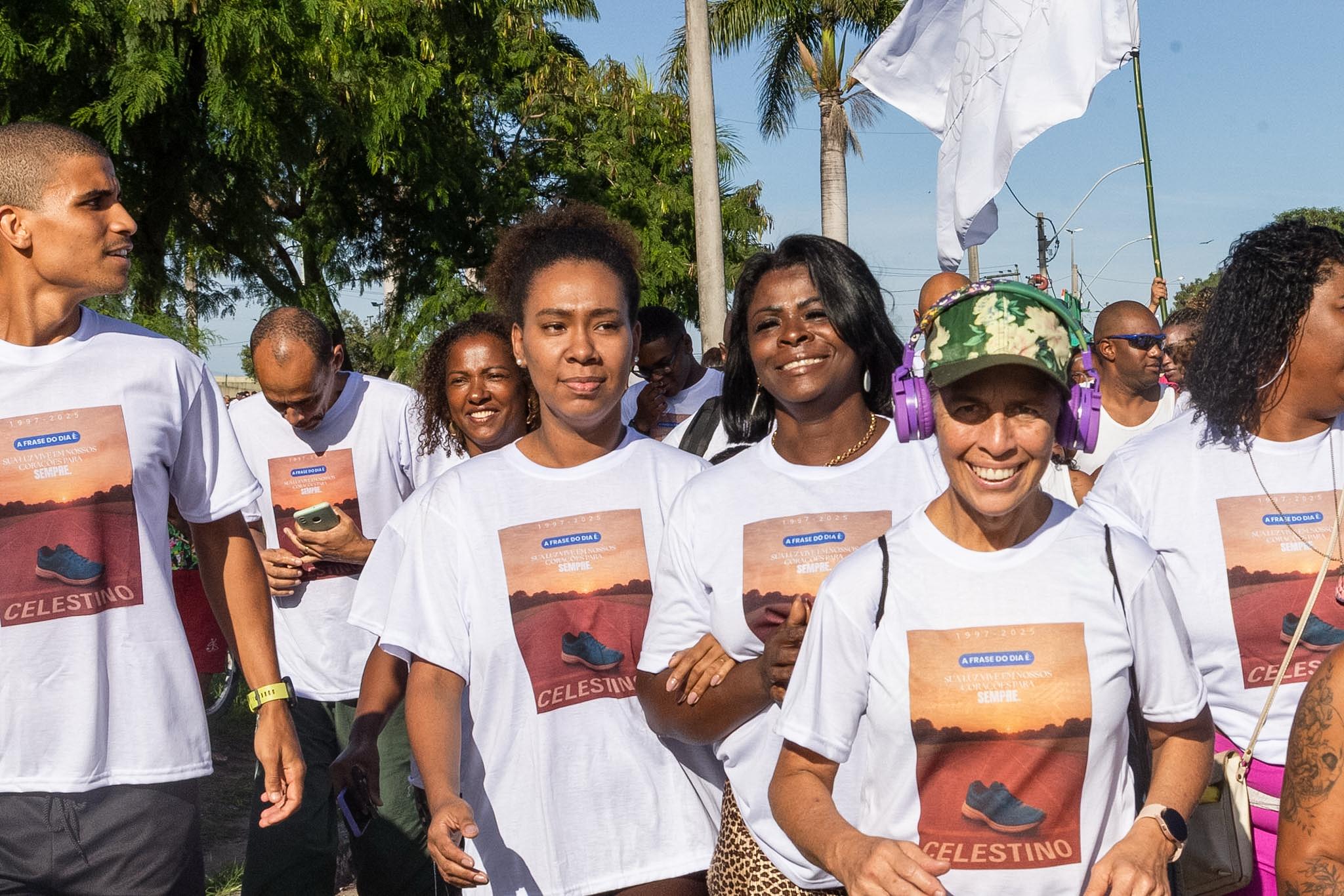 No meio, Maria Eduarda Celestino, de 26 anos, viúva do atleta
