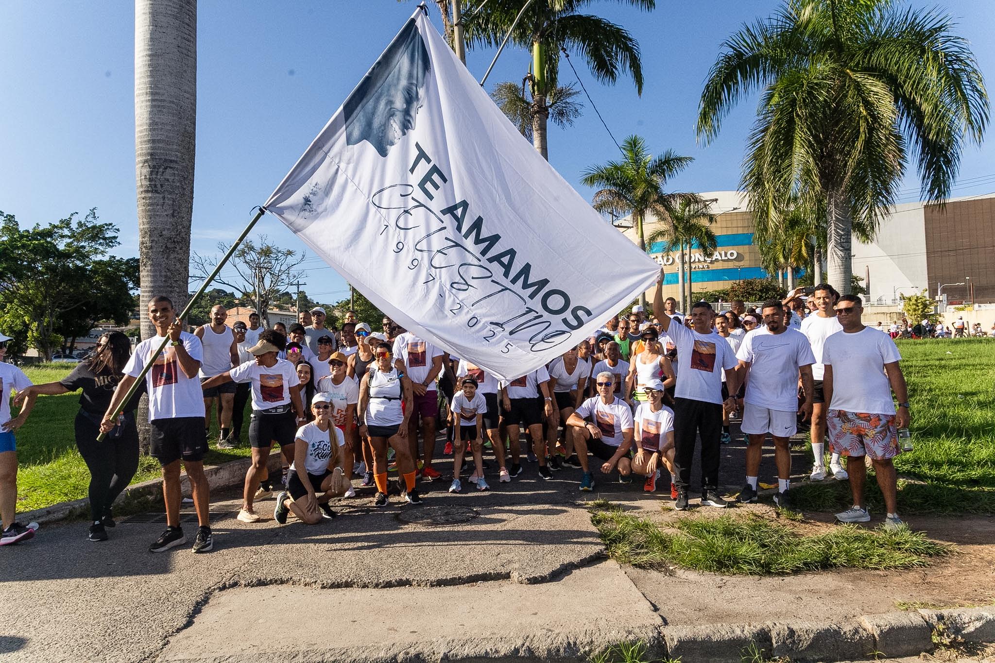 Tributo contou com bandeiras de homenagem