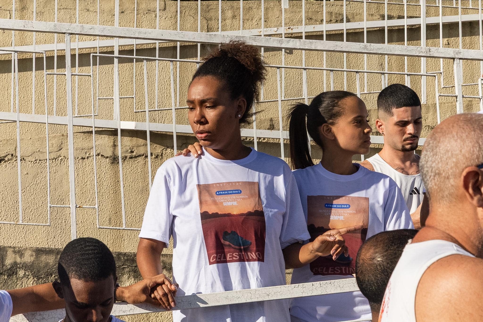 Viúva foi consolada por amigos e familiares