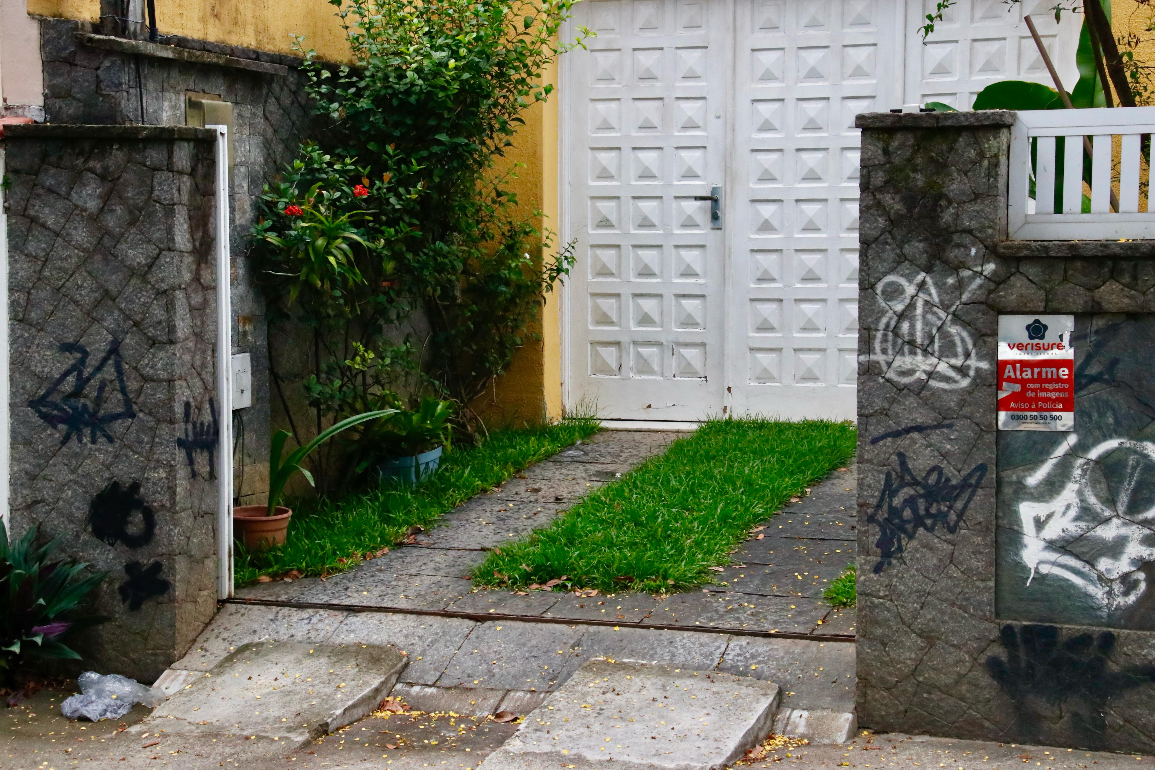 Portão de garagem foi arrancado por dois criminosos