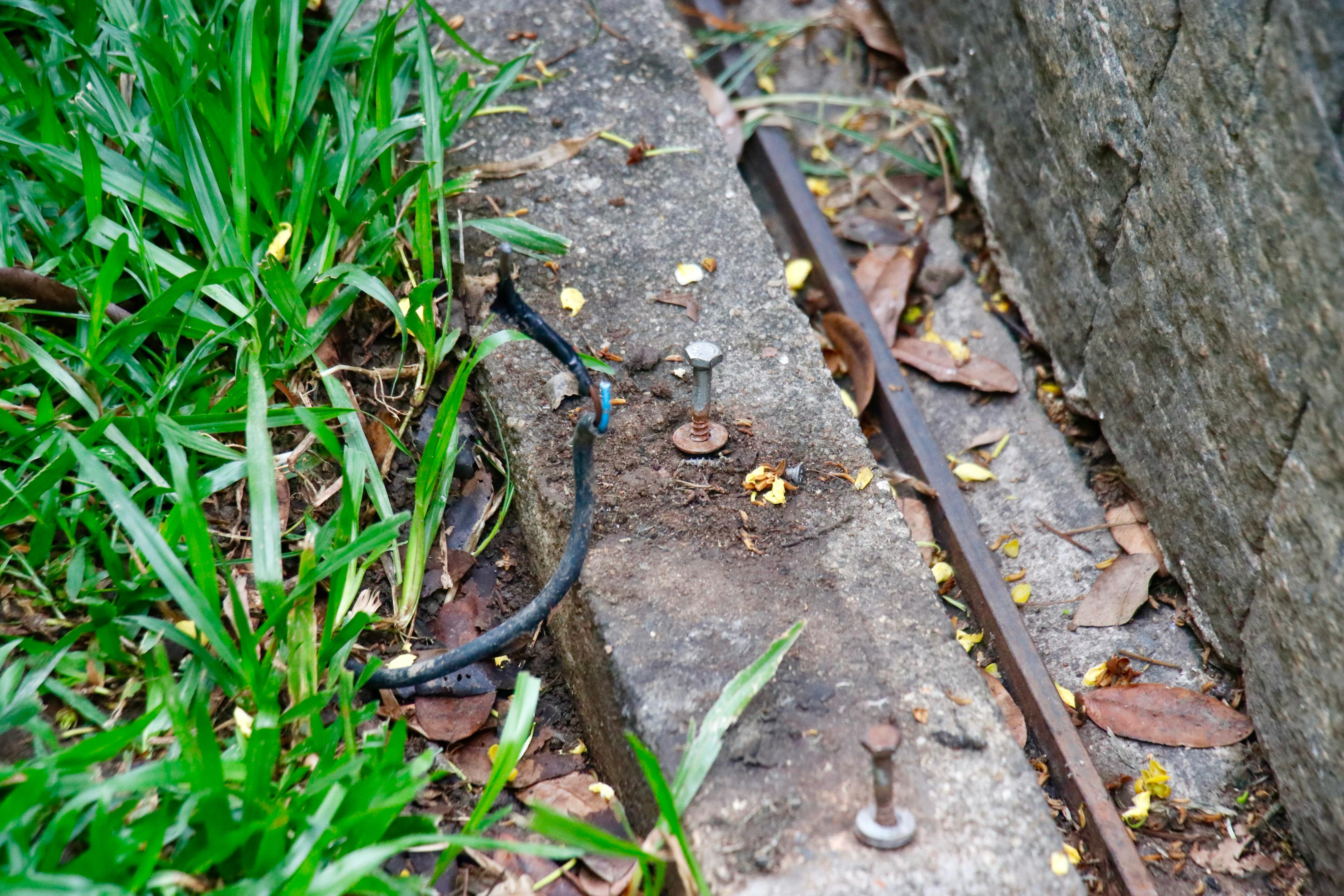 Portão de garagem foi arrancado por dois criminosos