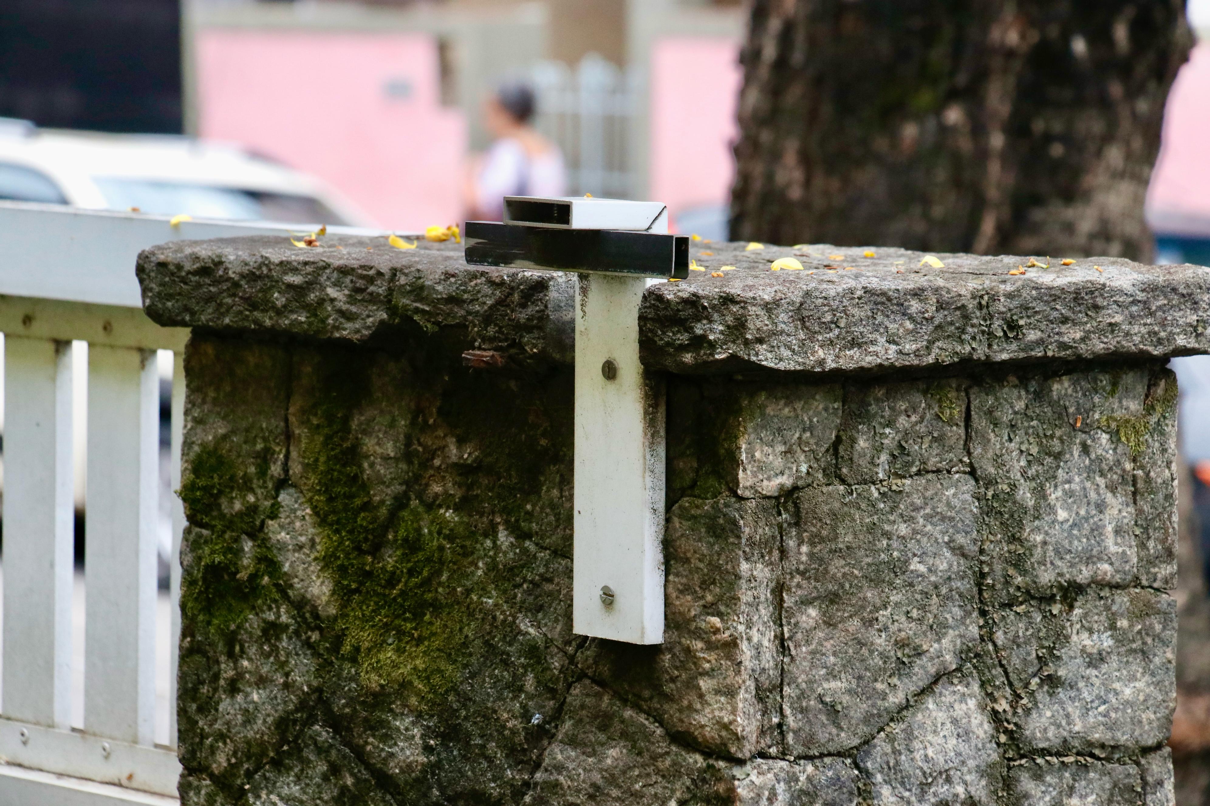 Portão de garagem foi arrancado por dois criminosos