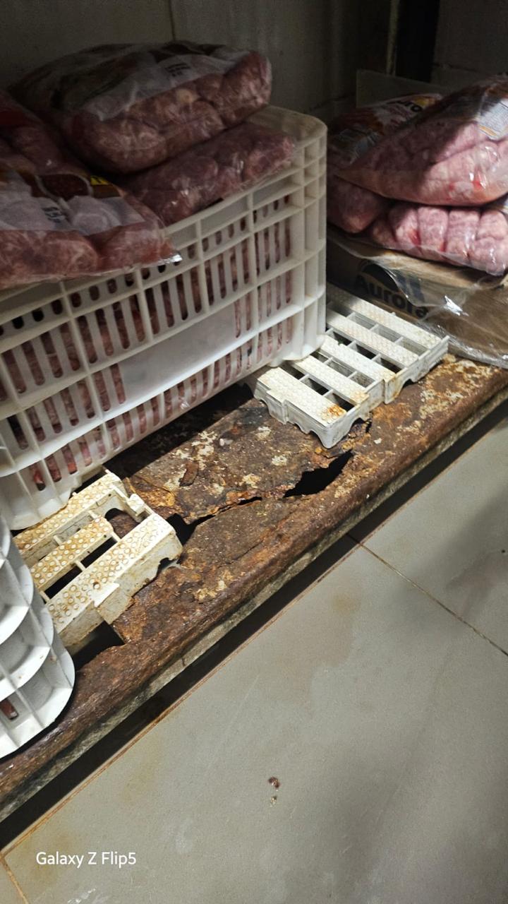 Baratas no feijão! Mais de 290 kg de alimentos descartados em supermercados