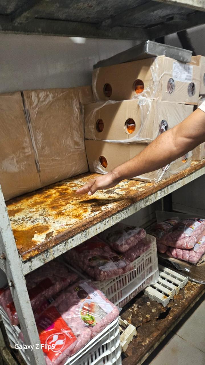 Baratas no feijão! Mais de 290 kg de alimentos descartados em supermercados