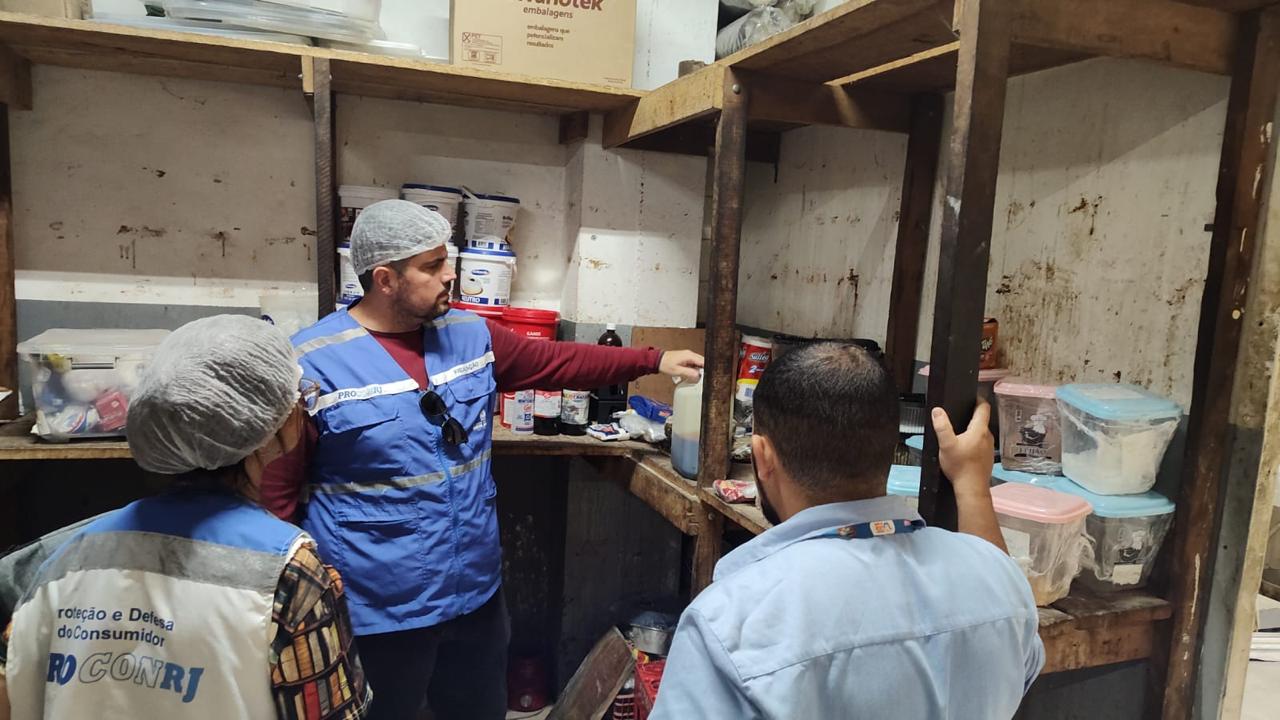 Baratas no feijão! Mais de 290 kg de alimentos descartados em supermercados