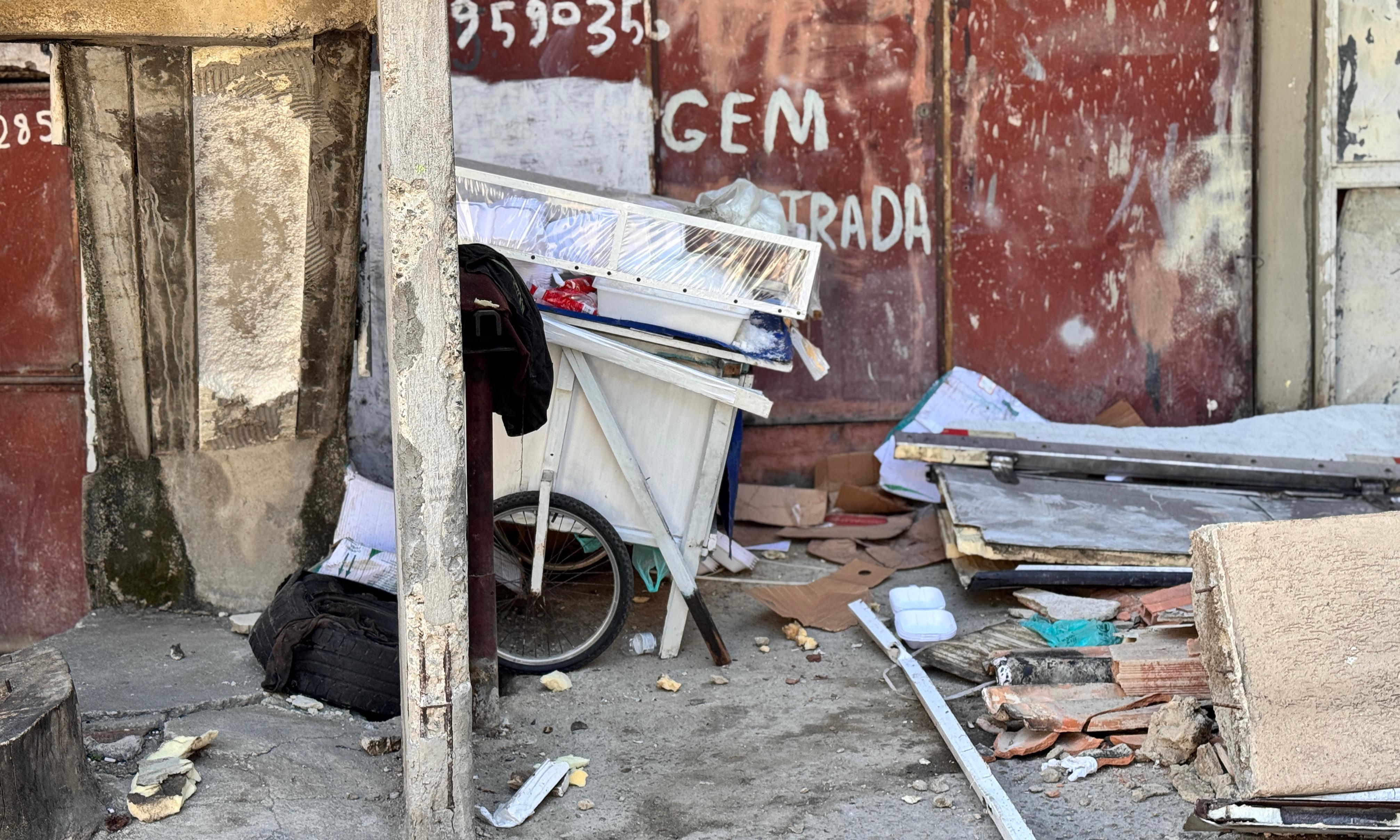 O impacto da batida destruiu a escada de acesso a uma casa de três andares