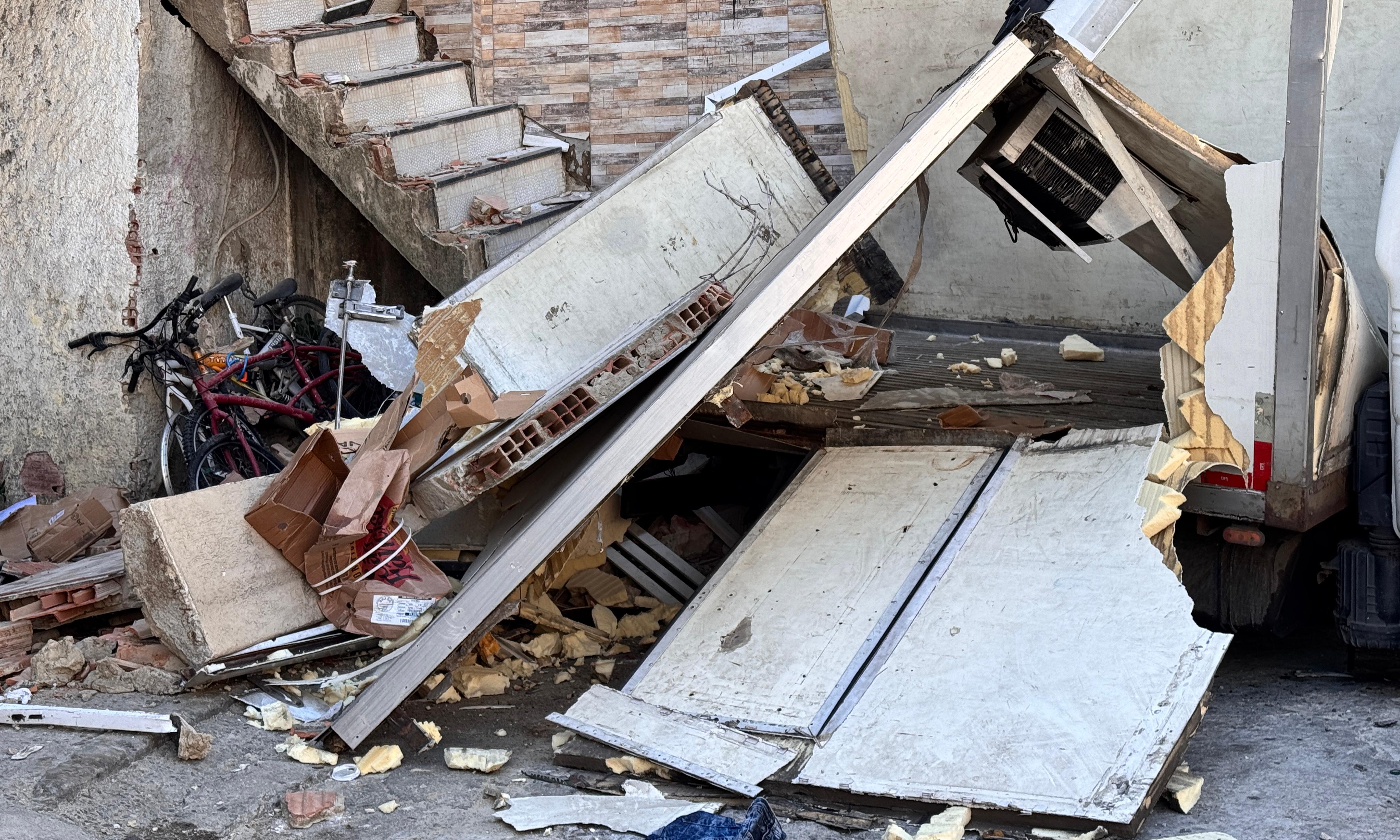 O impacto da batida destruiu a escada de acesso a uma casa de três andares