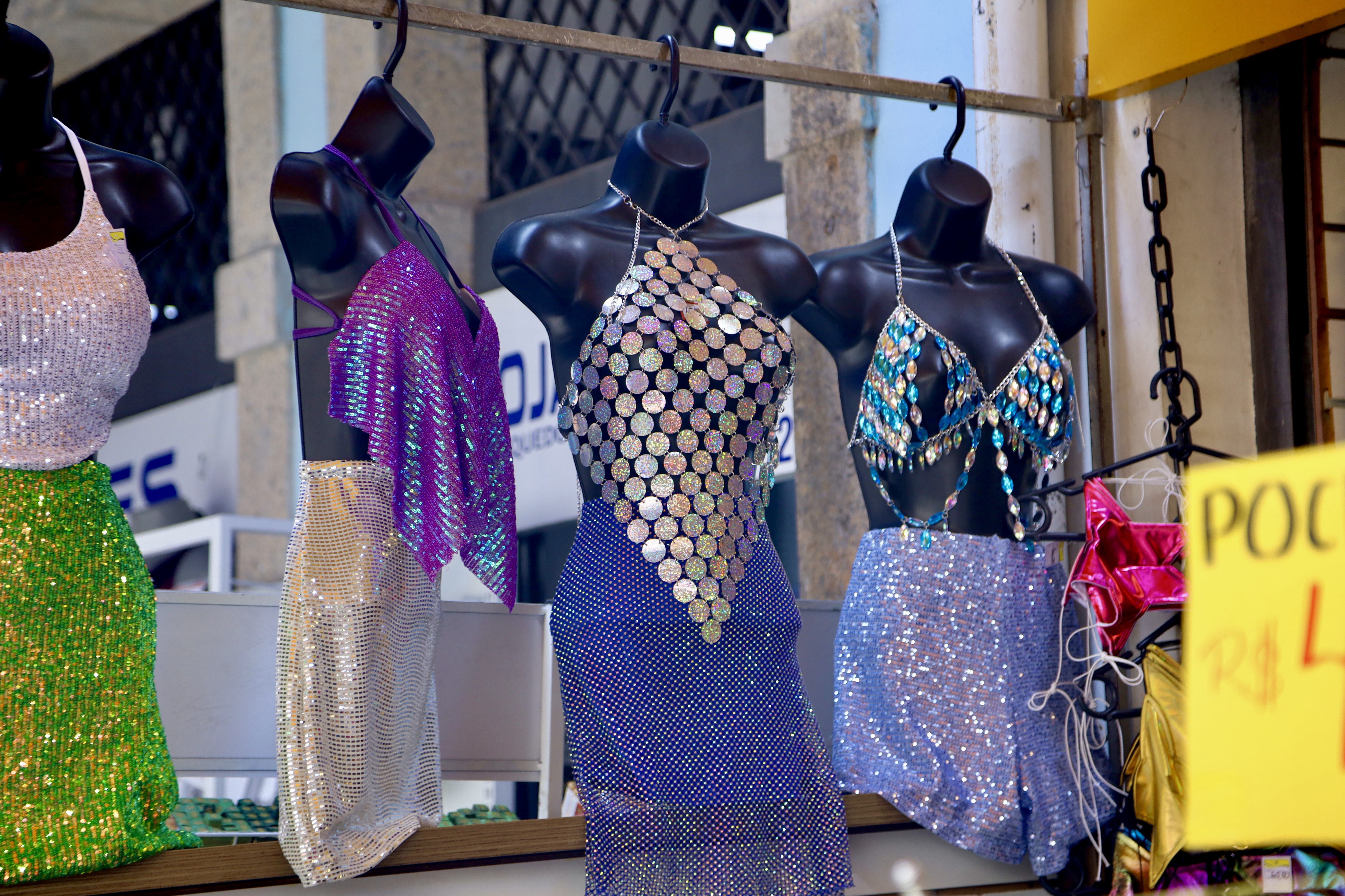 Paetês são utilizados em peças diversas como tops, shorts, camisas e até kimonos