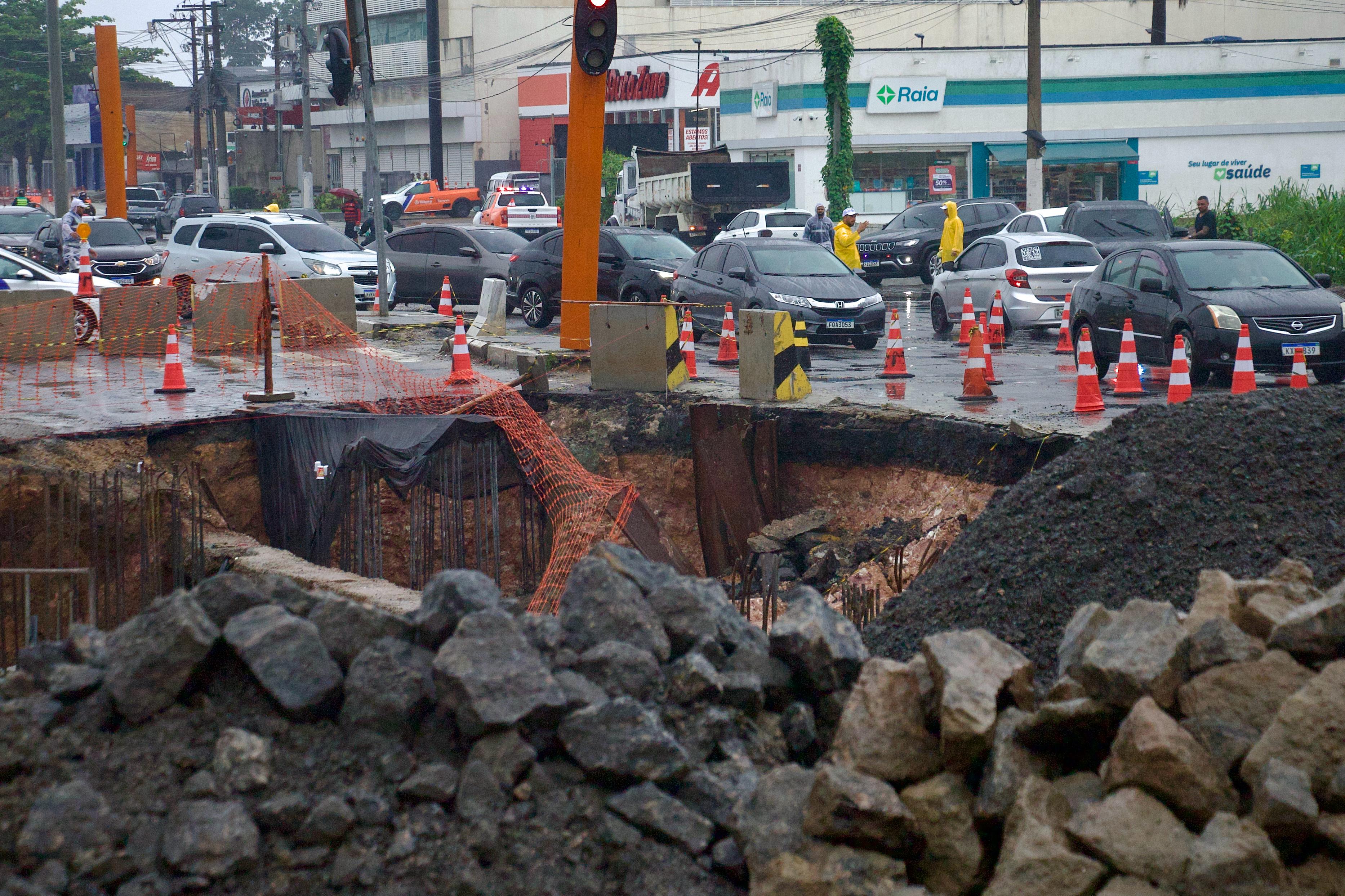 Parte do asfalto cedeu com o volume de chuvas