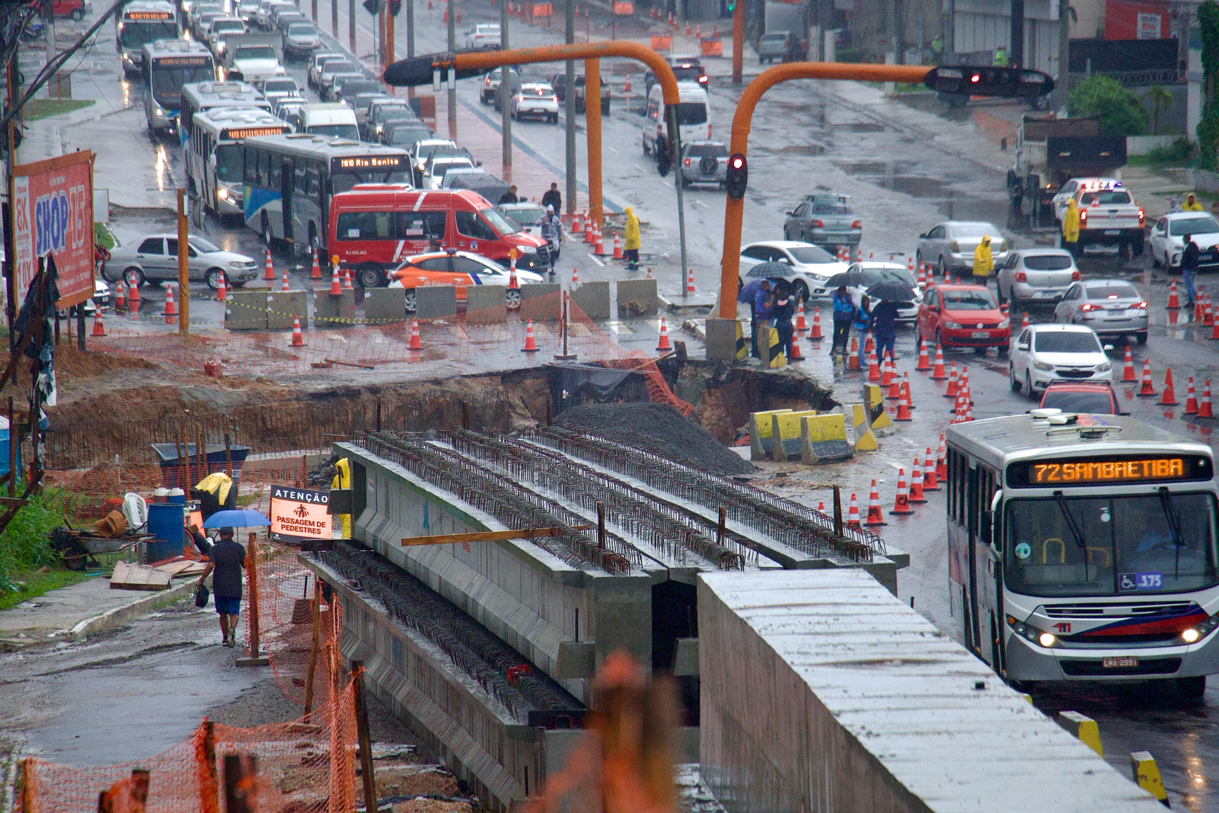 Parte do asfalto cedeu com o volume de chuvas