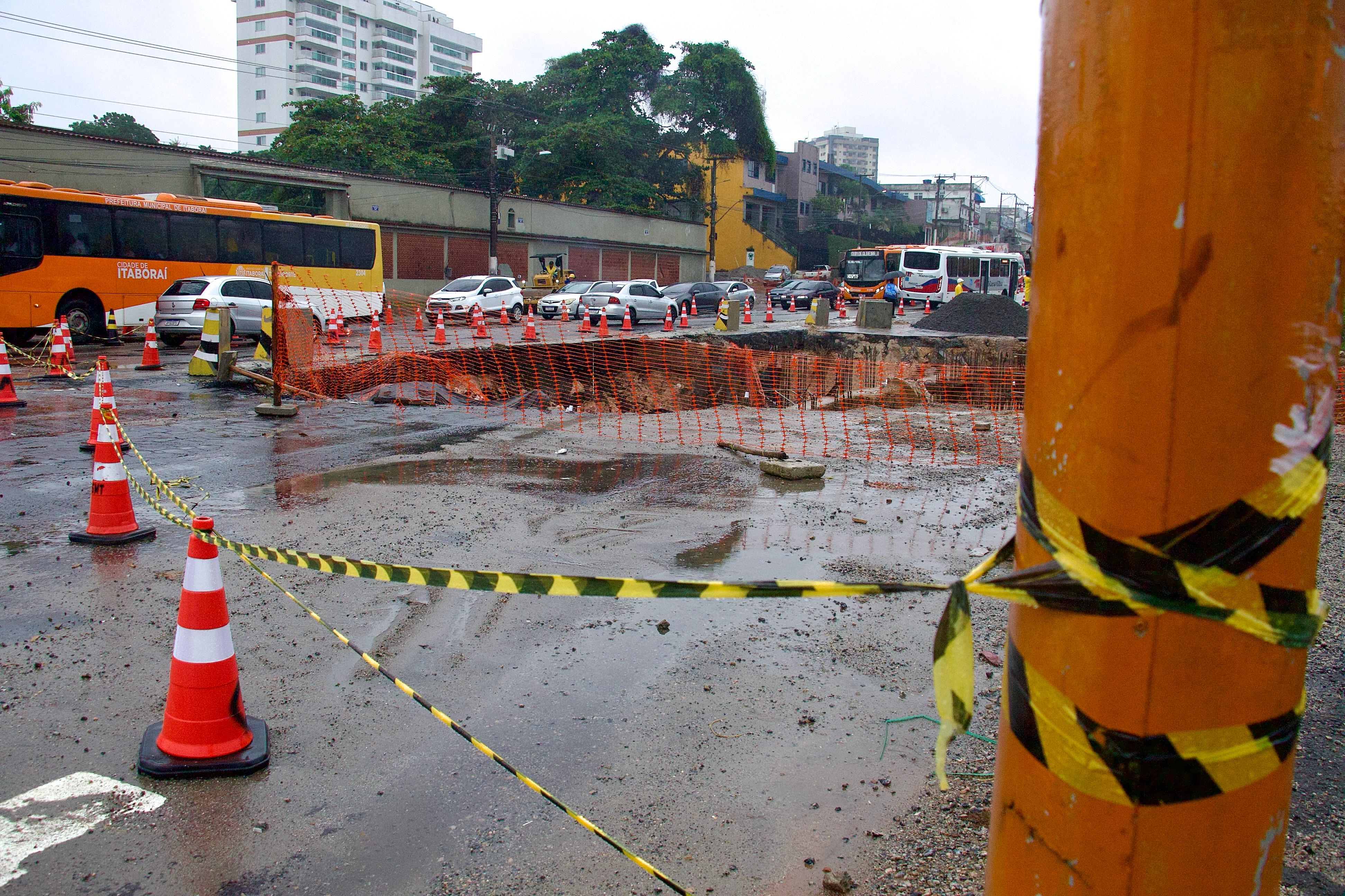 Parte do asfalto cedeu com o volume de chuvas