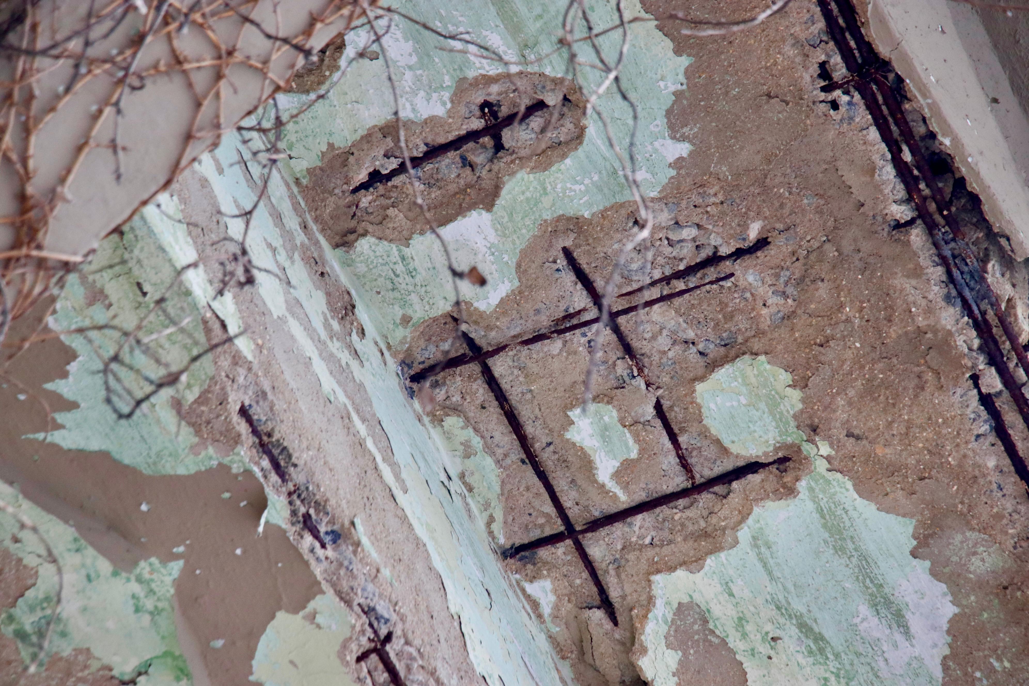 Ferros expostos e reboco caindo geram medo na região