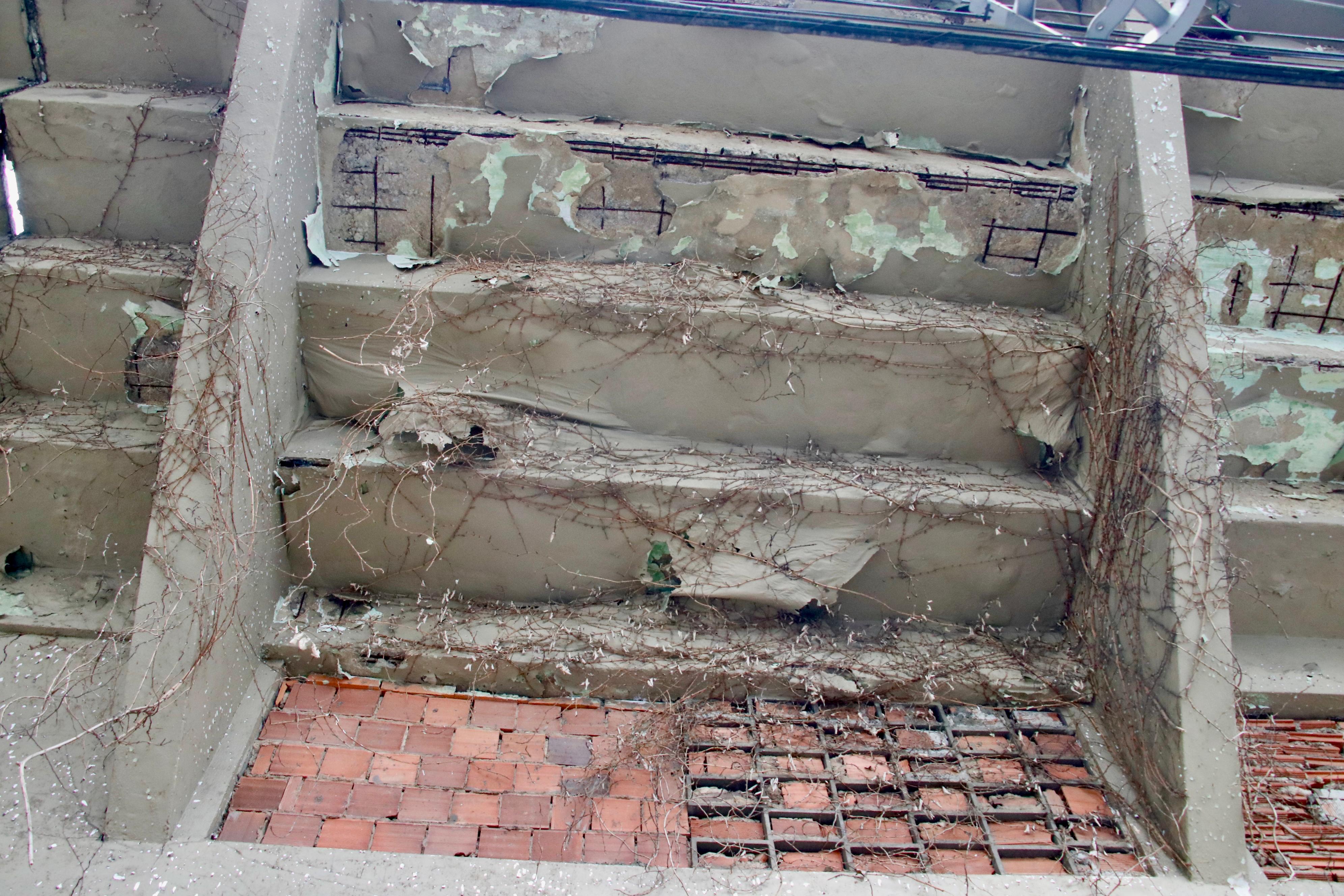 Ferros expostos e reboco caindo geram medo na região