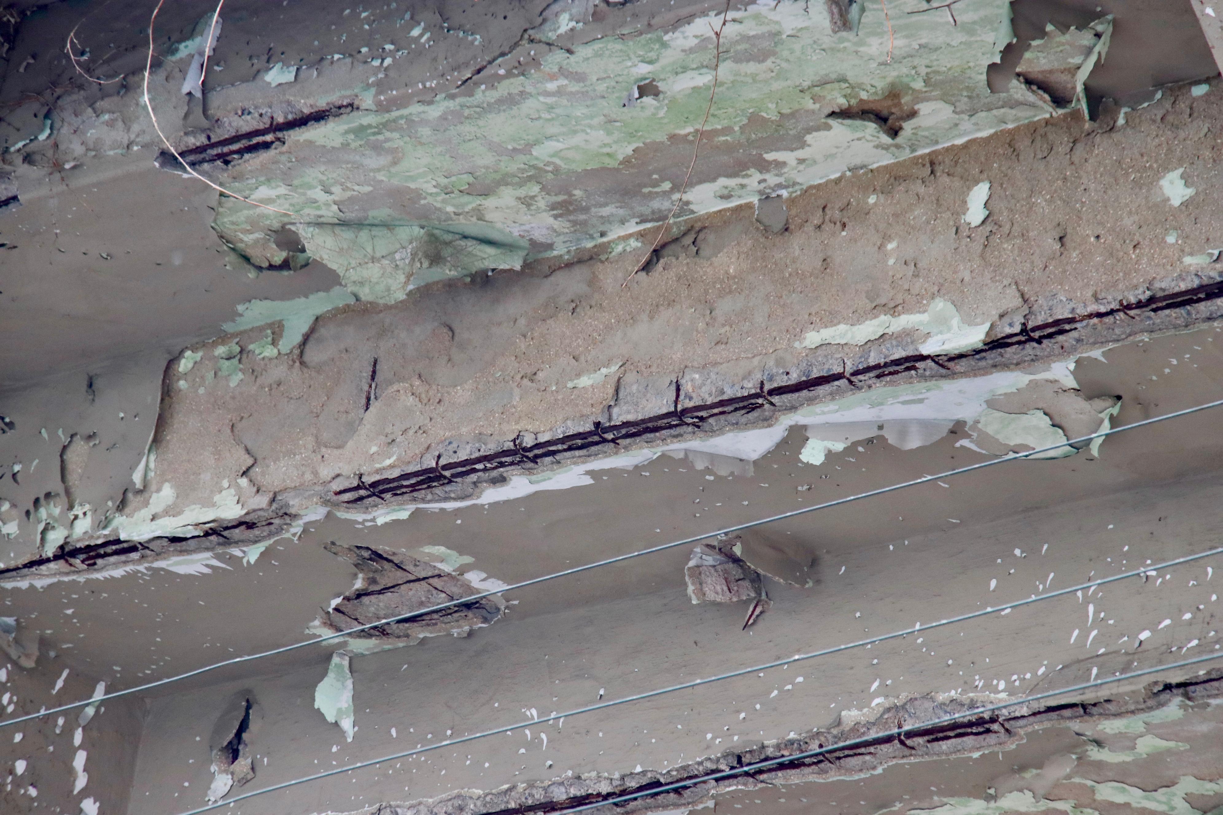 Ferros expostos e reboco caindo geram medo na região