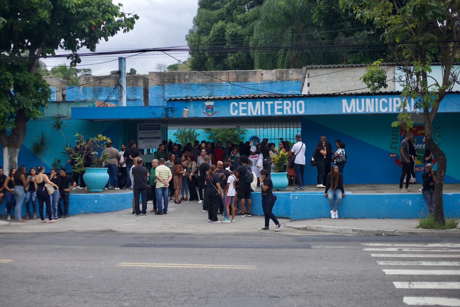 'Ele foi atropelado', diz viúva durante enterro de jovem em SG