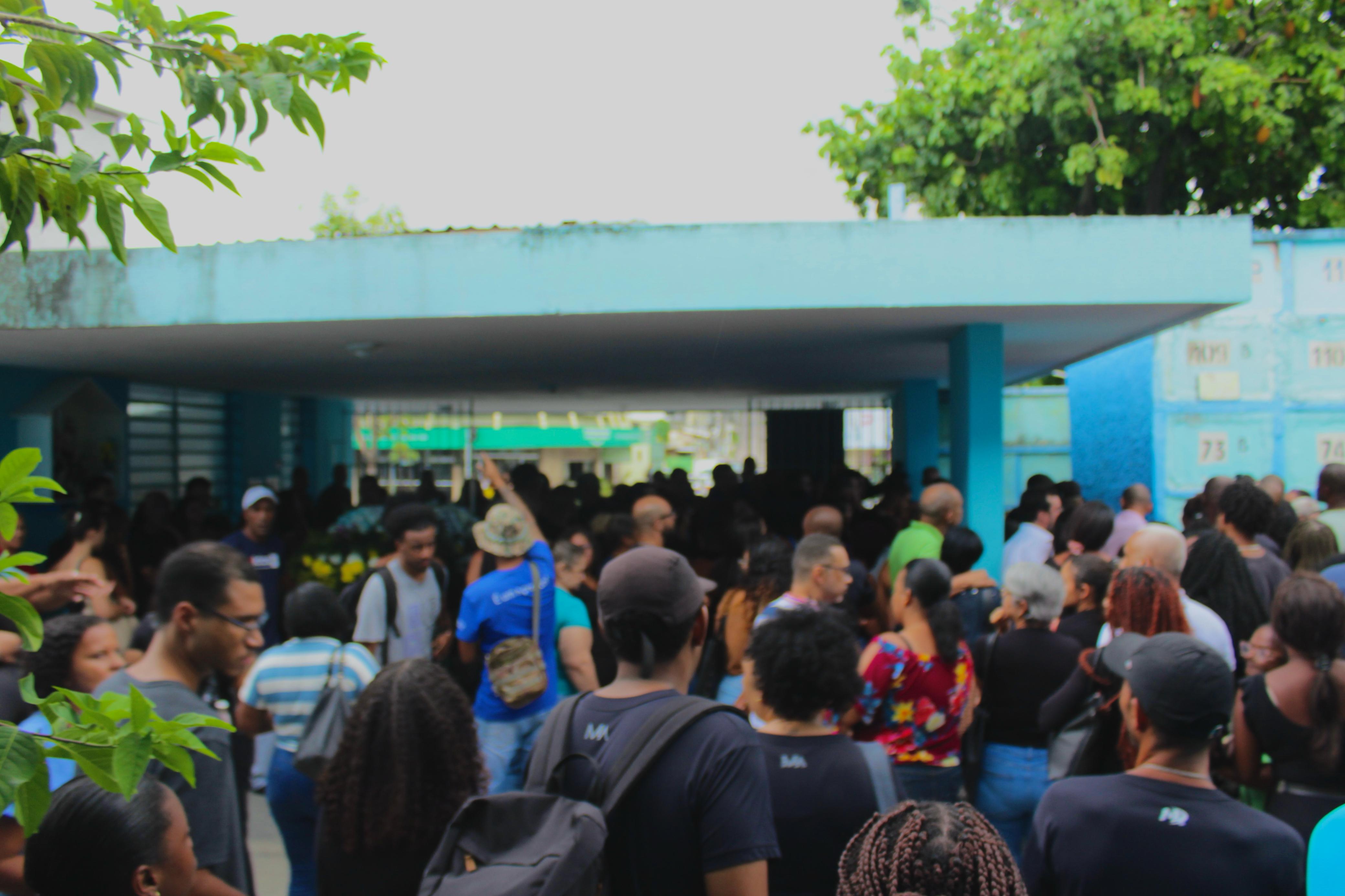 'Ele foi atropelado', diz viúva durante enterro de jovem em SG