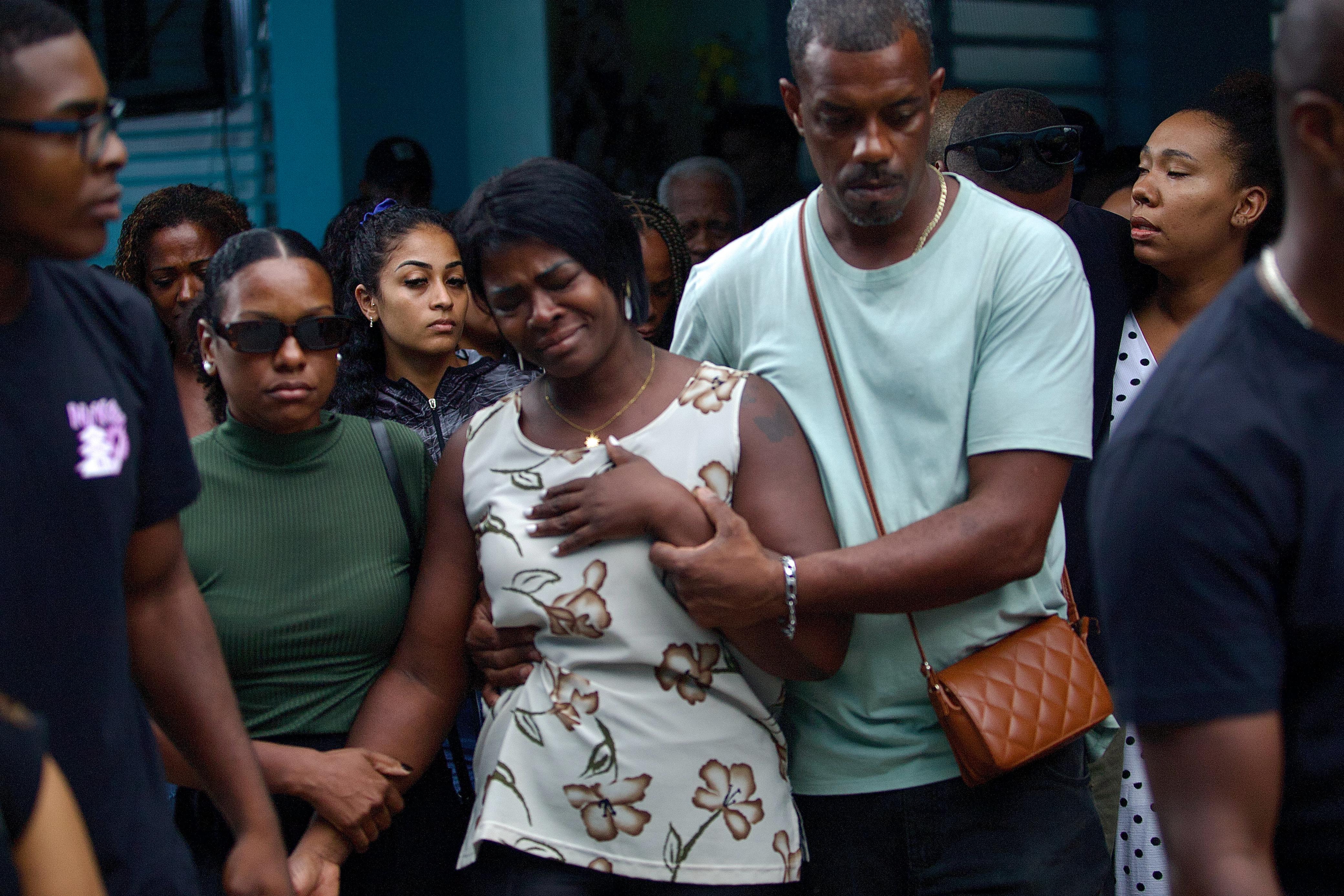 'Ele foi atropelado', diz viúva durante enterro de jovem em SG