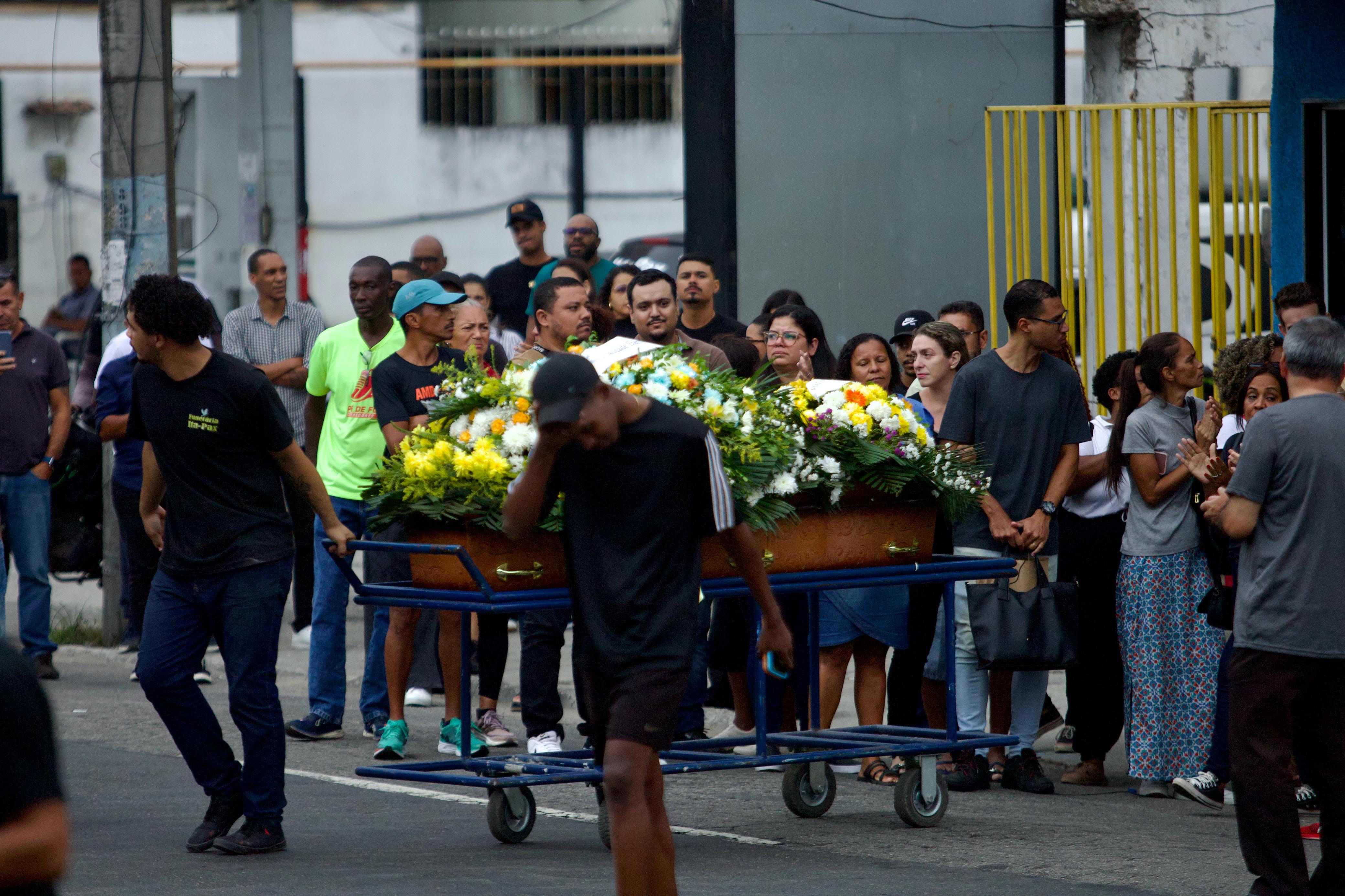 'Ele foi atropelado', diz viúva durante enterro de jovem em SG