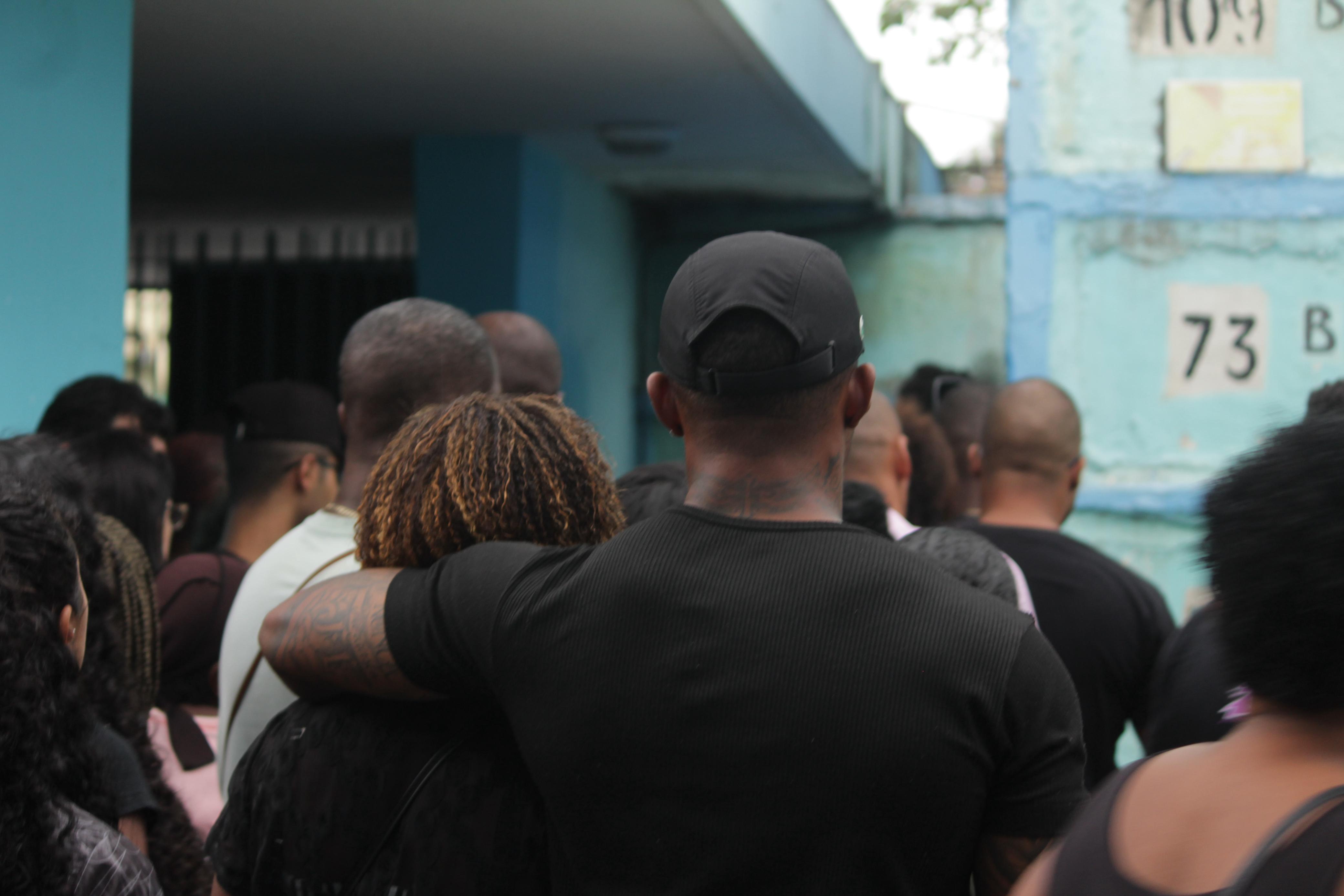 'Ele foi atropelado', diz viúva durante enterro de jovem em SG