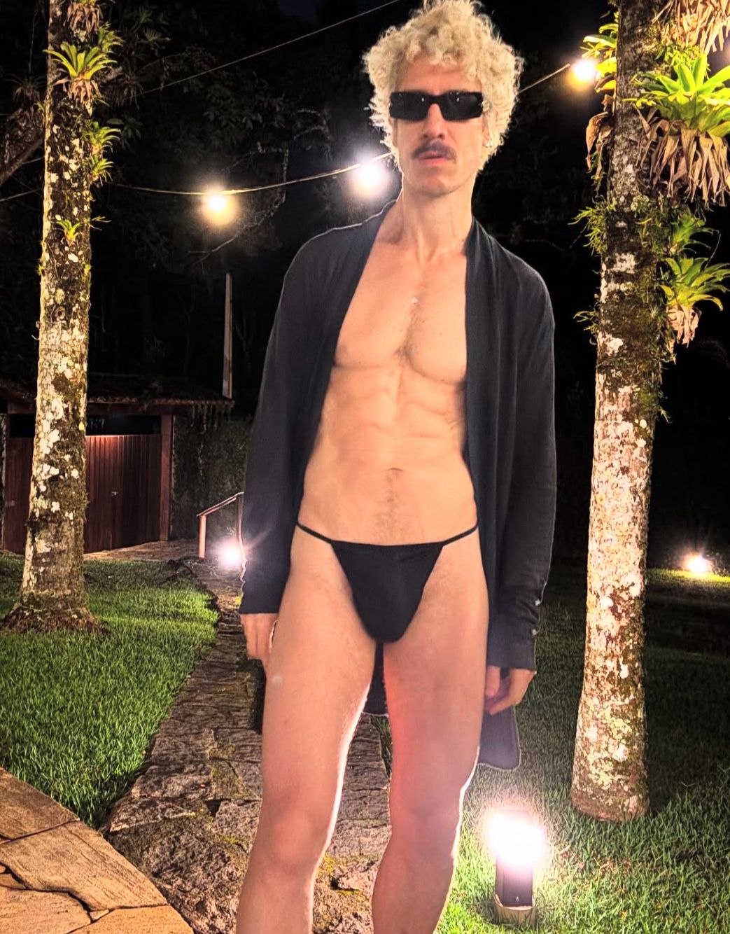 Aos 46 anos, o ator exibiu modelito de microssungas em seu perfil no Instagram