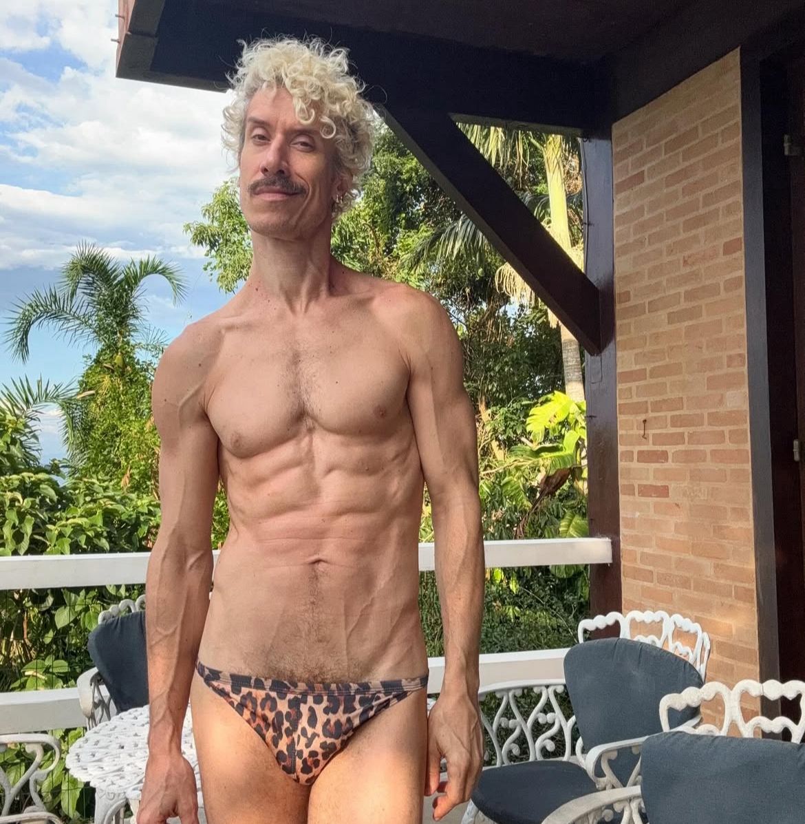 Filho de Marília Gabriela posa de microssunga e exibe estilo