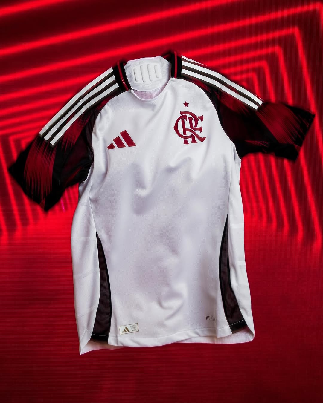 Flamengo revela novo uniforme; veja fotos