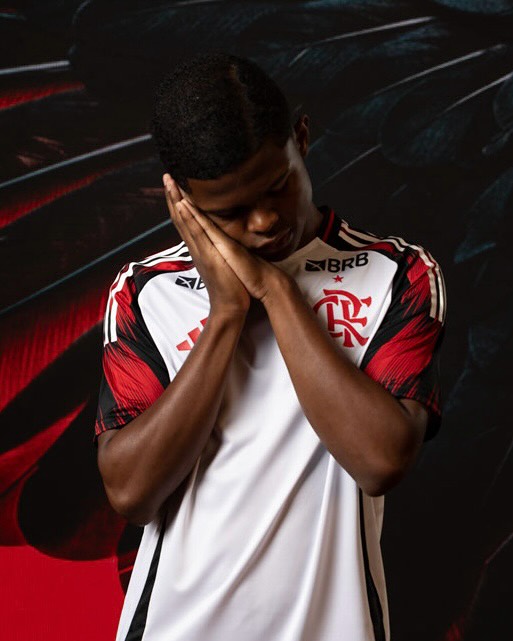 Flamengo revela novo uniforme; veja fotos
