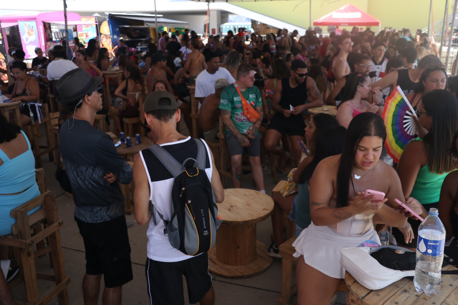 Foliões se concentram para bloco em Niterói neste domingo