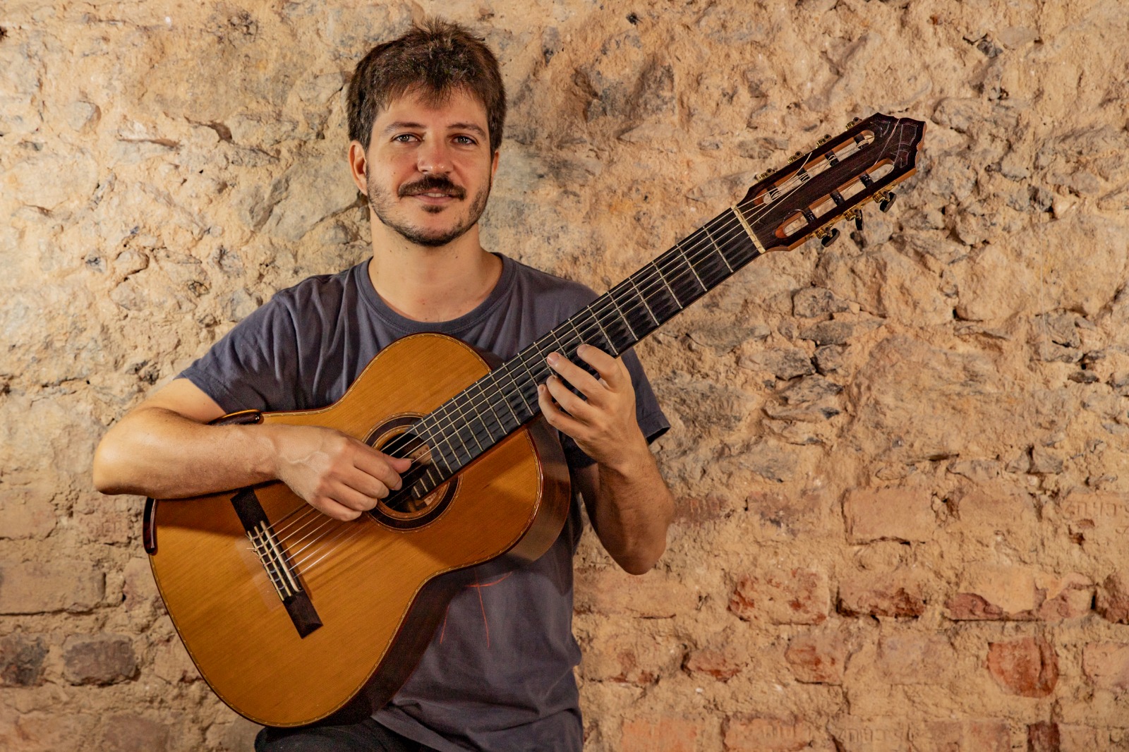 Diogo Sili se apresenta com um violão de 7 cordas