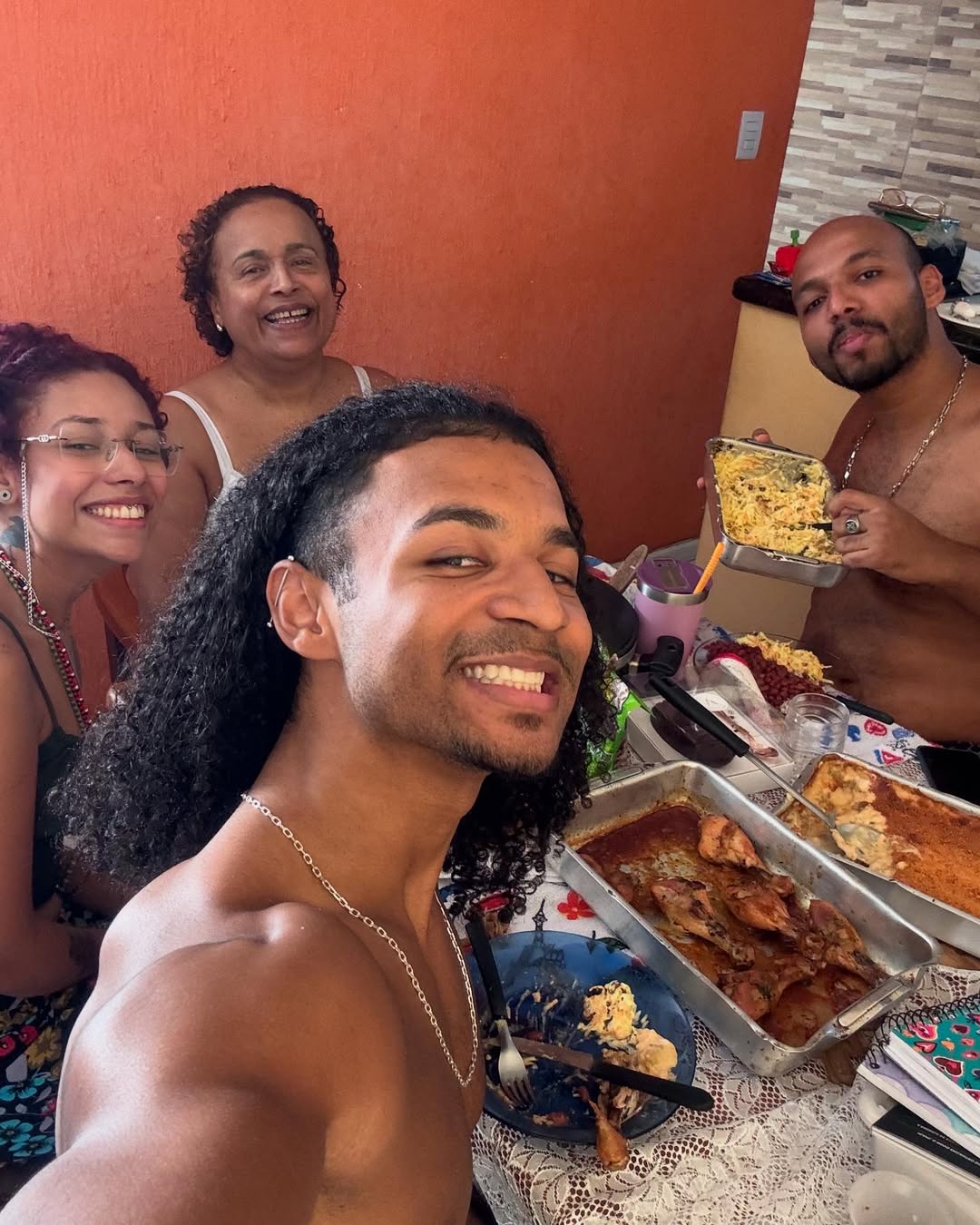 Família do influenciador vive em São Gonçalo