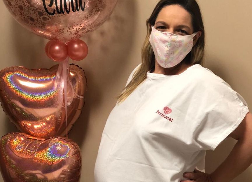 Thais, na maternidade, horas antes de dar à luz à sua primeira filha, Clara