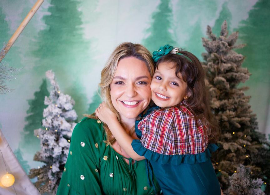 Thais Oliveira atualmente com sua filha Clara, de 5 anos