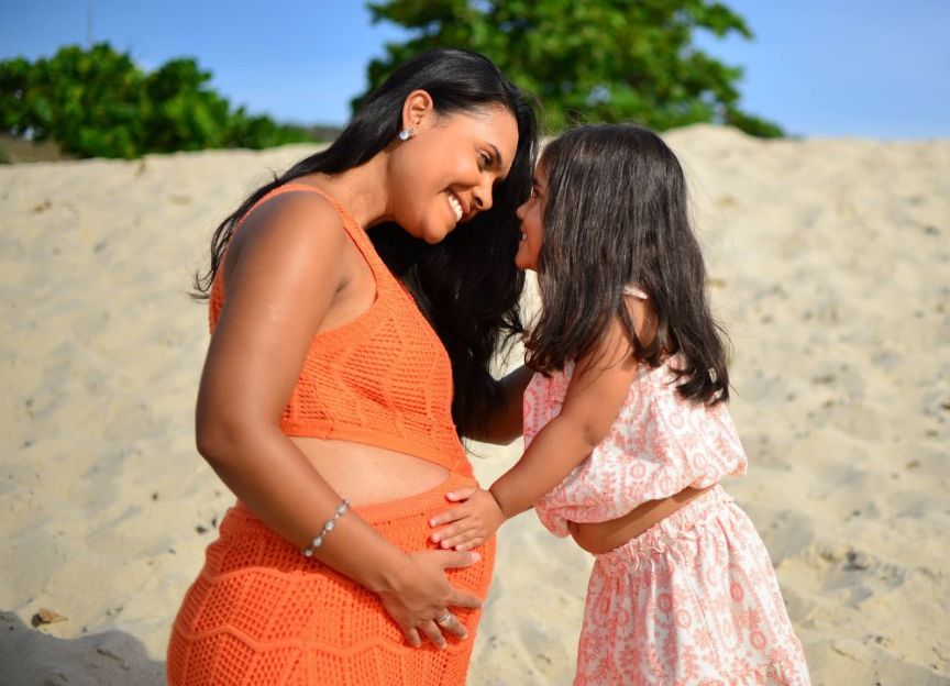 Fernanda Pessanha, grávida de Cecília, ao lado da filha Catarina, de 4 anos