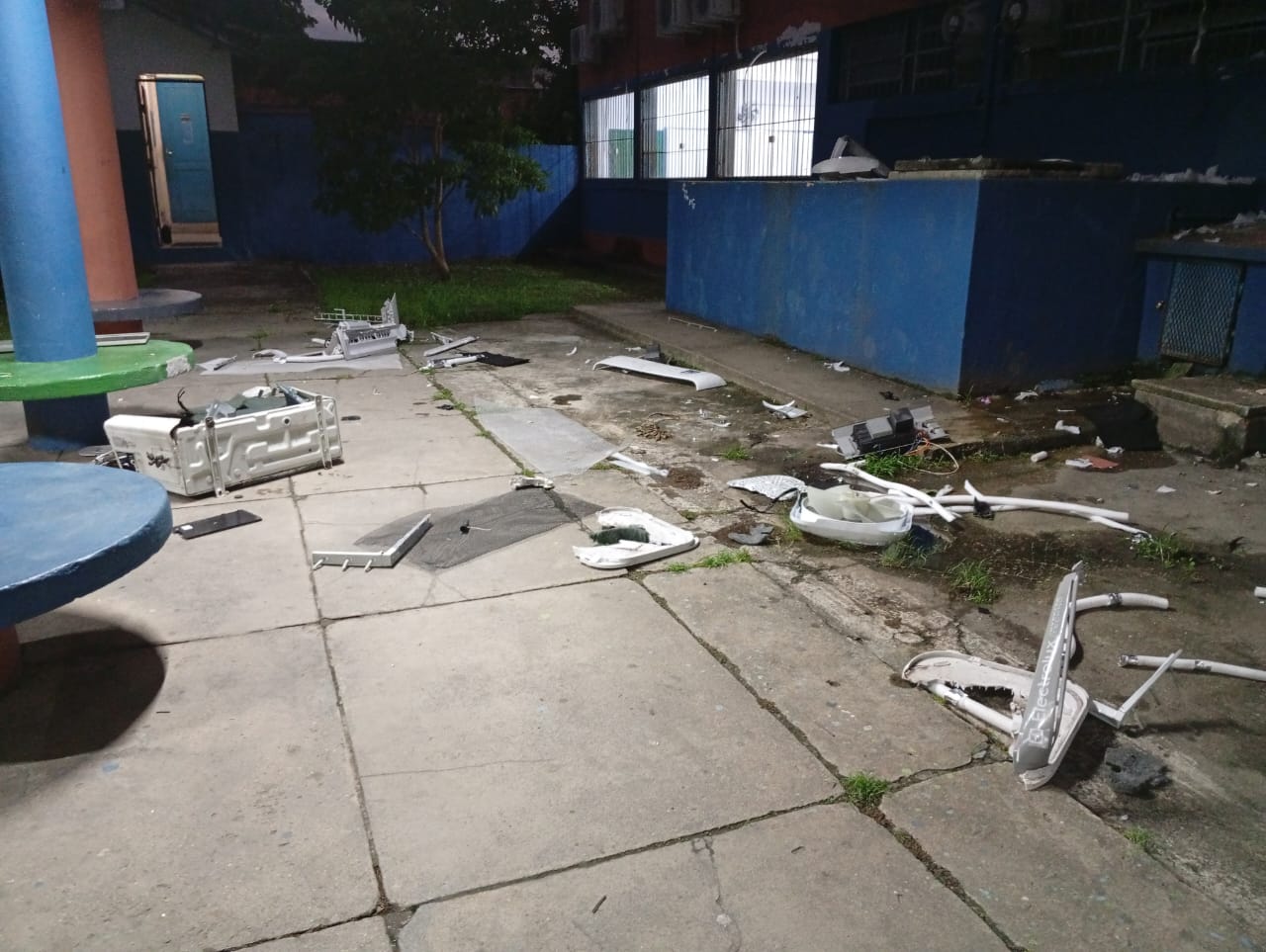 Mais um colégio é invadido e furtado em Niterói; veja fotos da destruição