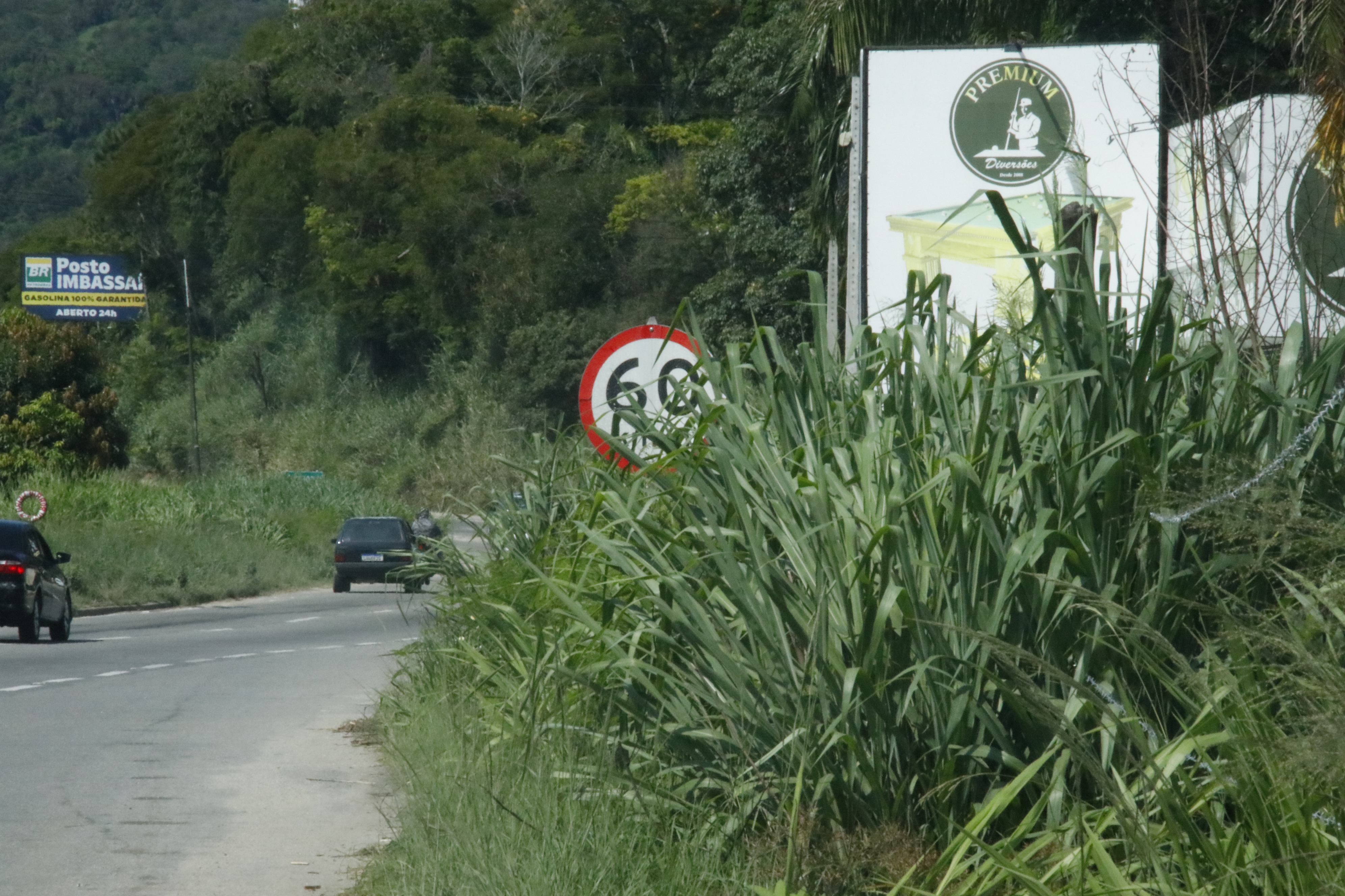 RJ-106, na altura do Rio do Ouro, em São Gonçalo