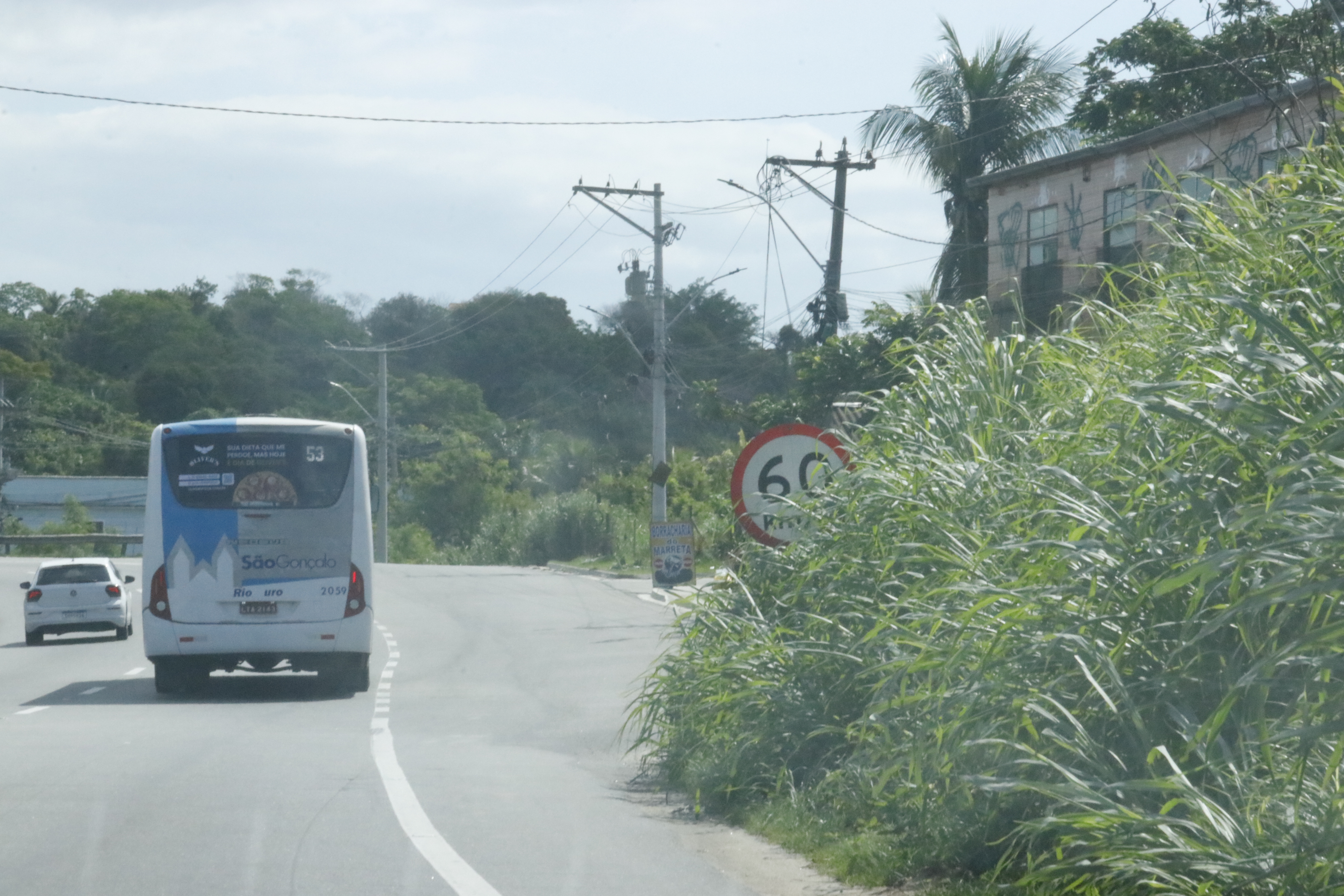 RJ-106, na altura do Rio do Ouro, em São Gonçalo