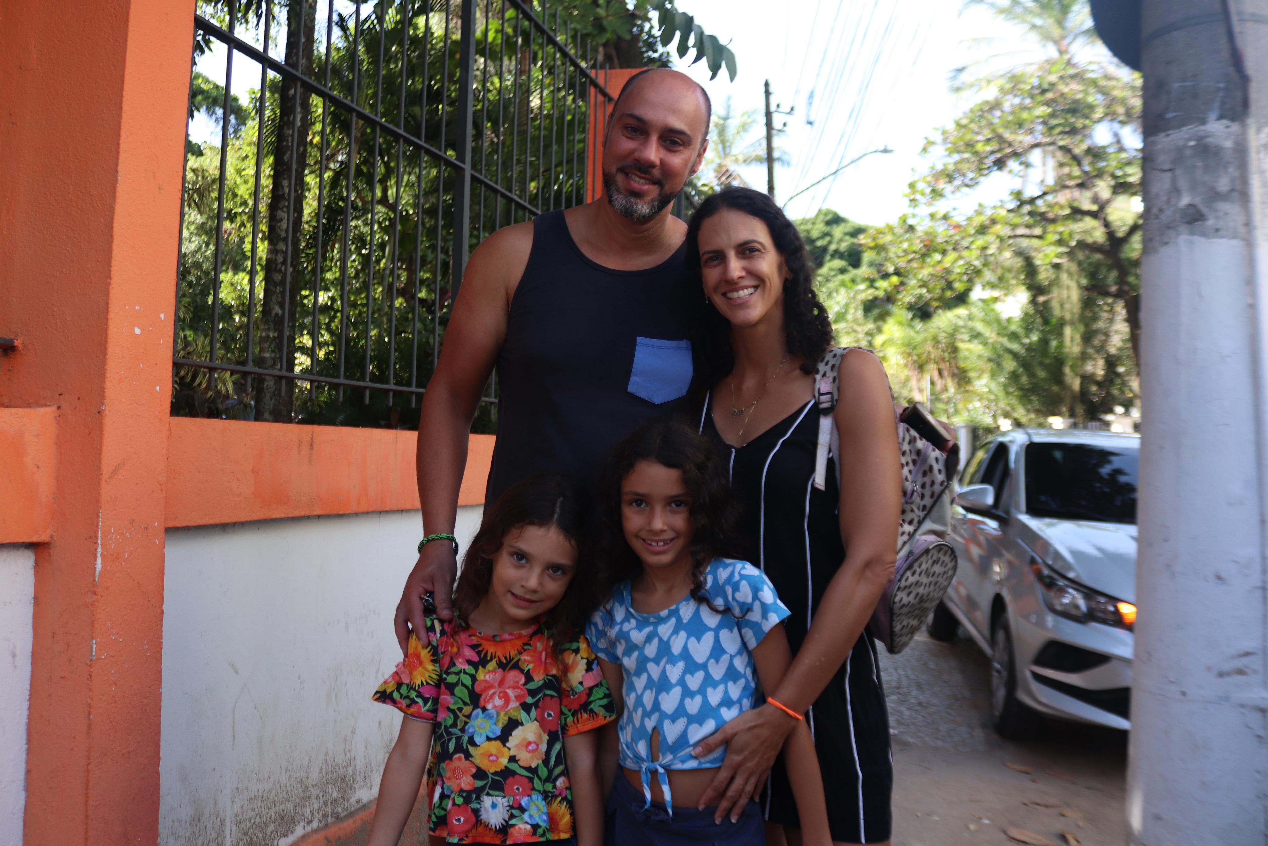 Márcio Vasconcelos esteve na policlínica com sua esposa e duas filhas para se vacinarem