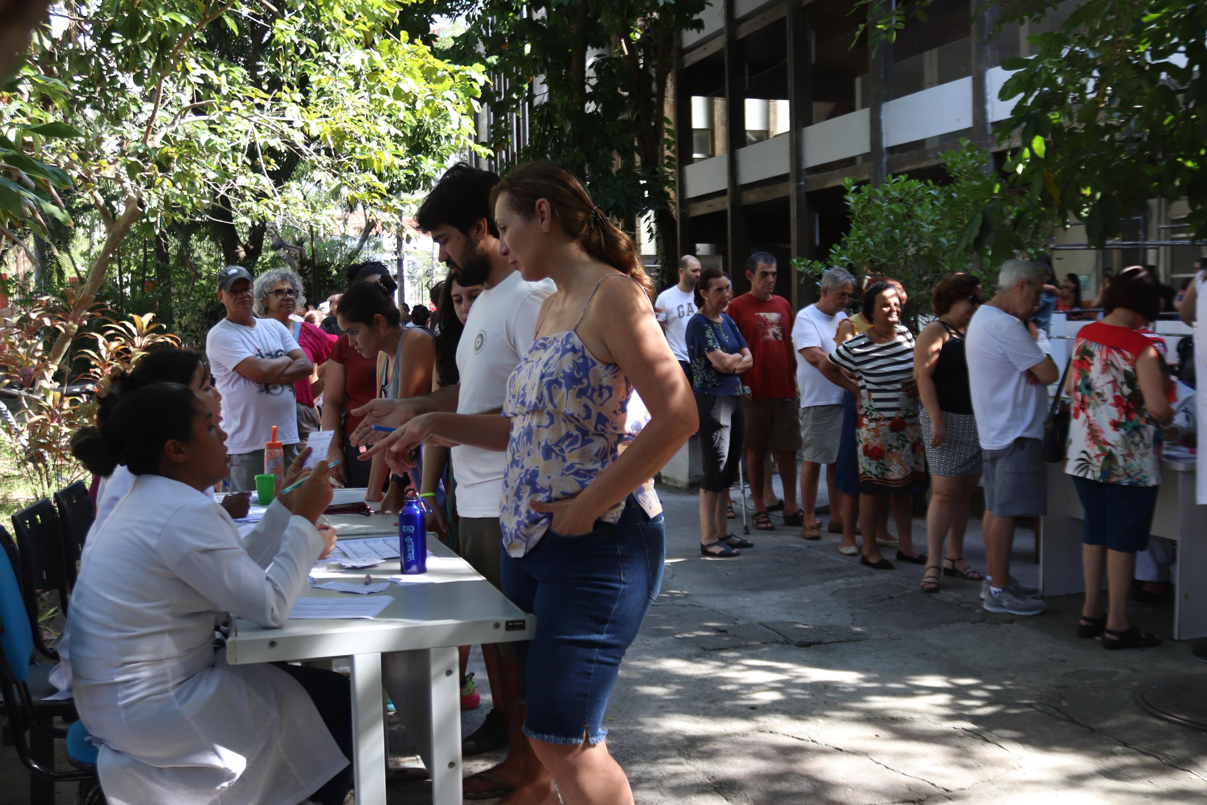 A população lotou a Policlínica Regional Dr. Sérgio Arouca, no bairro Vital Brasil