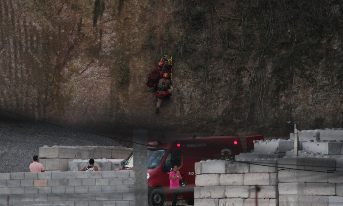 Motociclista de app e passageira caem de ribanceira em Niterói; vídeo