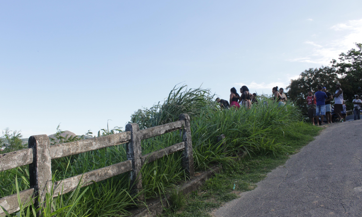 Motociclista de app e passageira caem de ribanceira em Niterói; vídeo