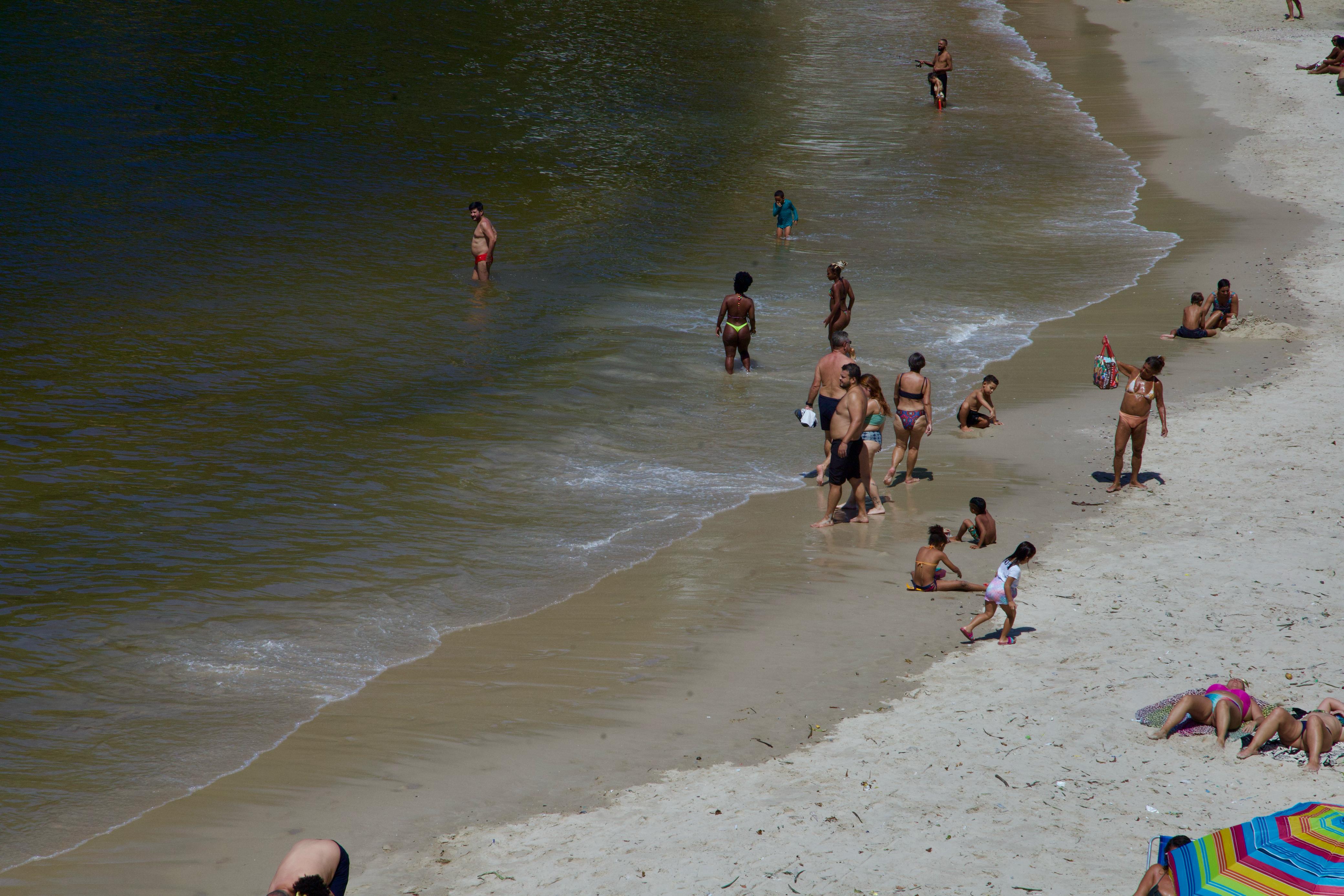 Niteroienses aproveitam o mar da Praia de Boa Viagem neste domingo (22).