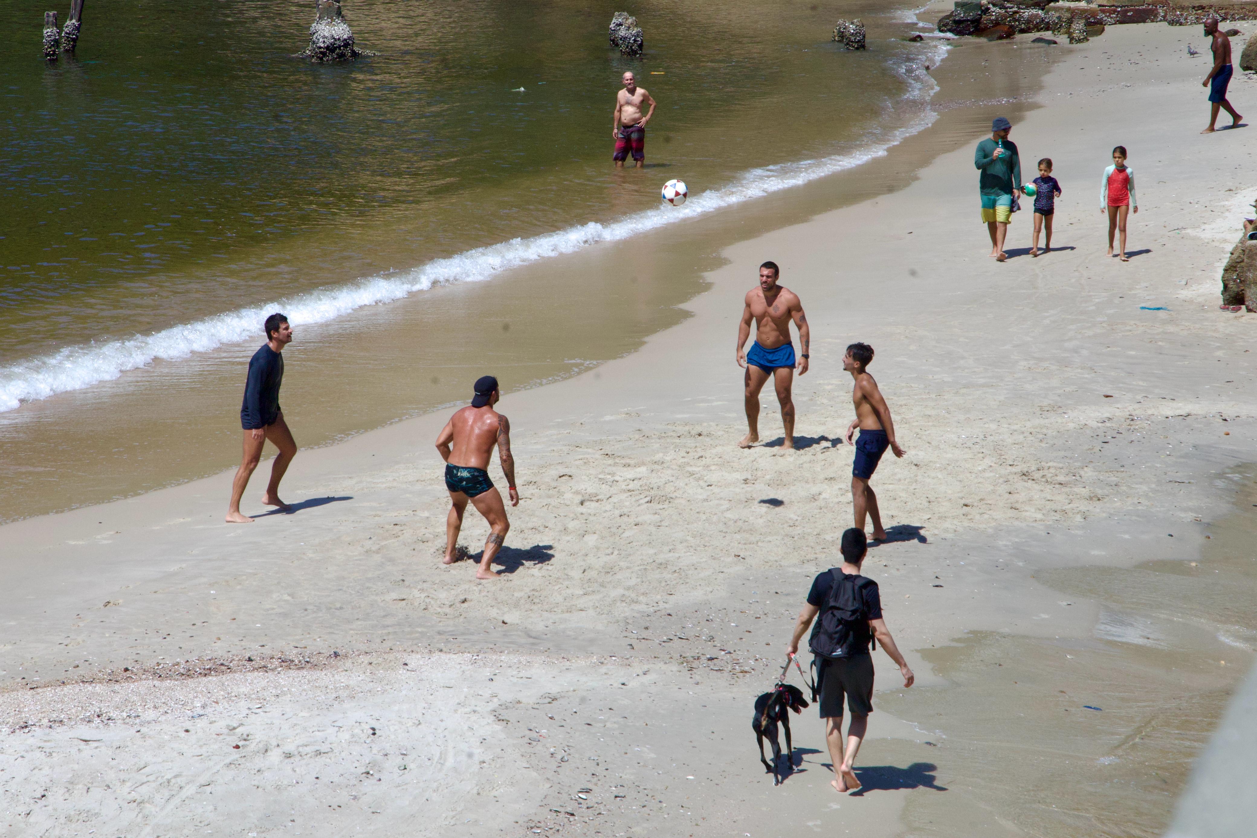 Outono chega com calor e atrai niteroienses à praia
